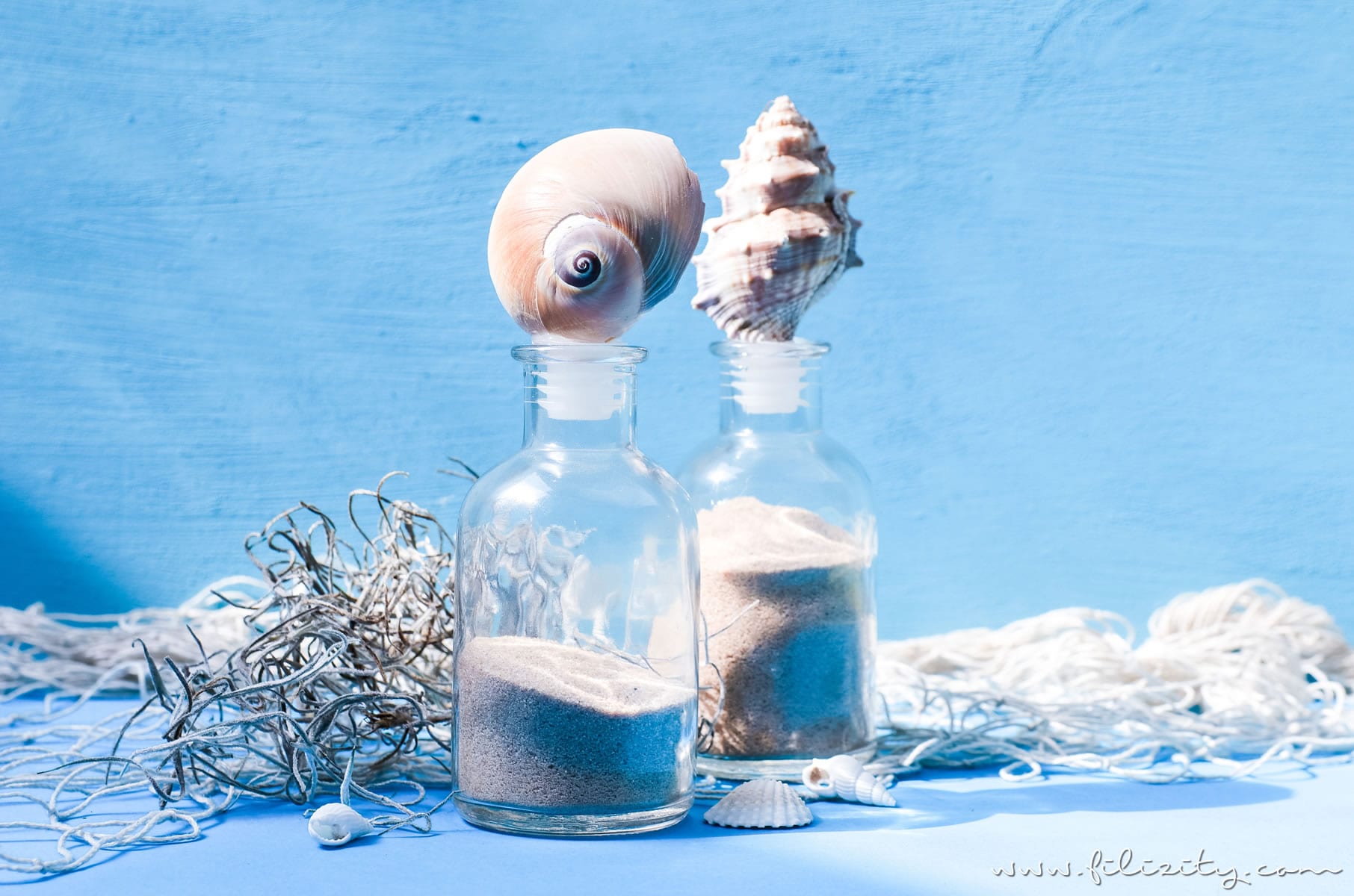 DIY Sommerdeko: Glas-Flaschen mit Muscheln aufpeppen | Urlaubs-Mitbringsel hübsch dekorieren | Filizity.com | DIY-Blog aus dem Rheinland #sommer #strand #urlaub