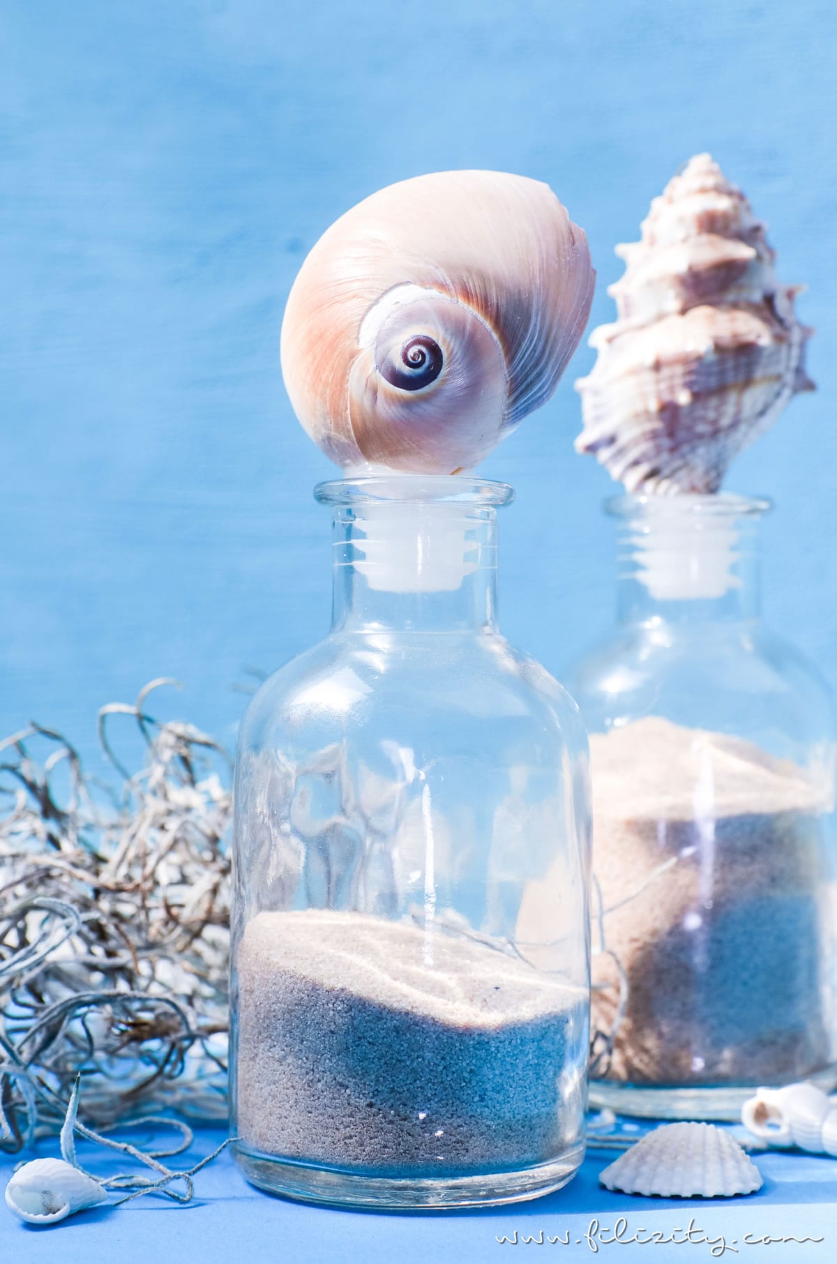 DIY Sommerdeko: Glas-Flaschen mit Muscheln aufpeppen | Urlaubs-Mitbringsel hübsch dekorieren | Filizity.com | DIY-Blog aus dem Rheinland #sommer #strand #urlaub