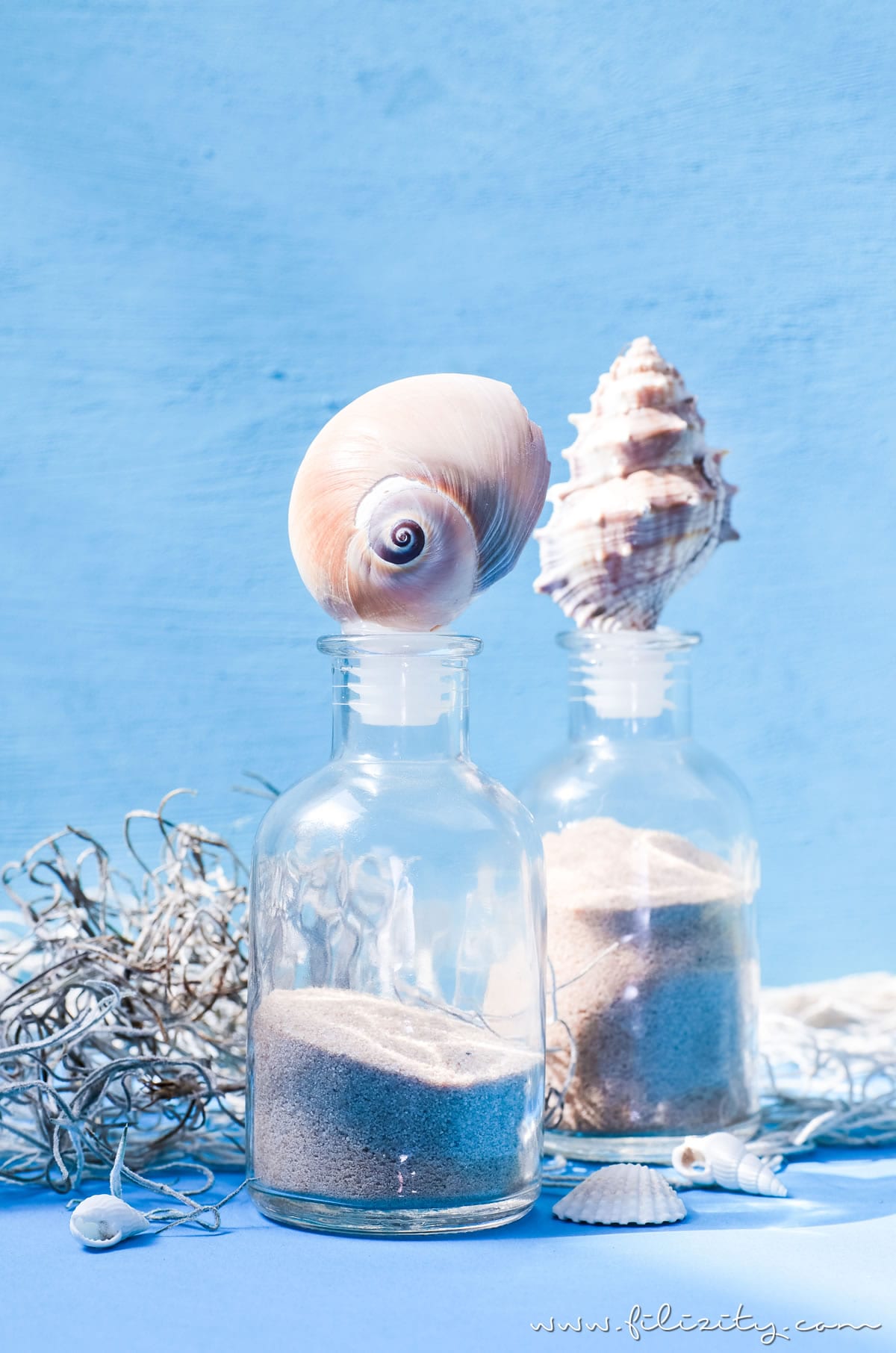 DIY Sommerdeko: Glas-Flaschen mit Muscheln aufpeppen | Urlaubs-Mitbringsel hübsch dekorieren | Filizity.com | DIY-Blog aus dem Rheinland #sommer #strand #urlaub