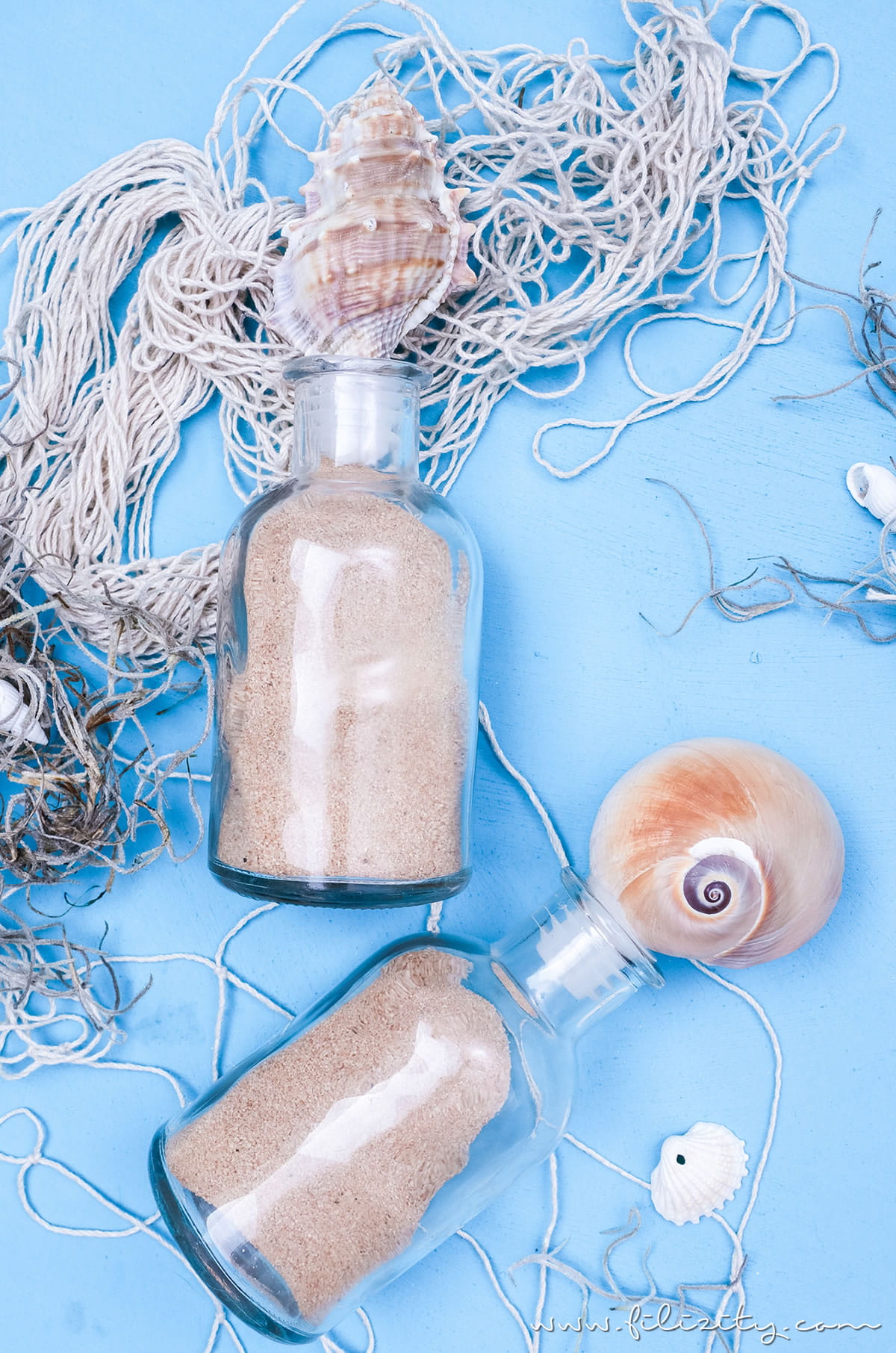 DIY Sommerdeko: Glas-Flaschen mit Muscheln aufpeppen | Urlaubs-Mitbringsel hübsch dekorieren | Filizity.com | DIY-Blog aus dem Rheinland #sommer #strand #urlaub