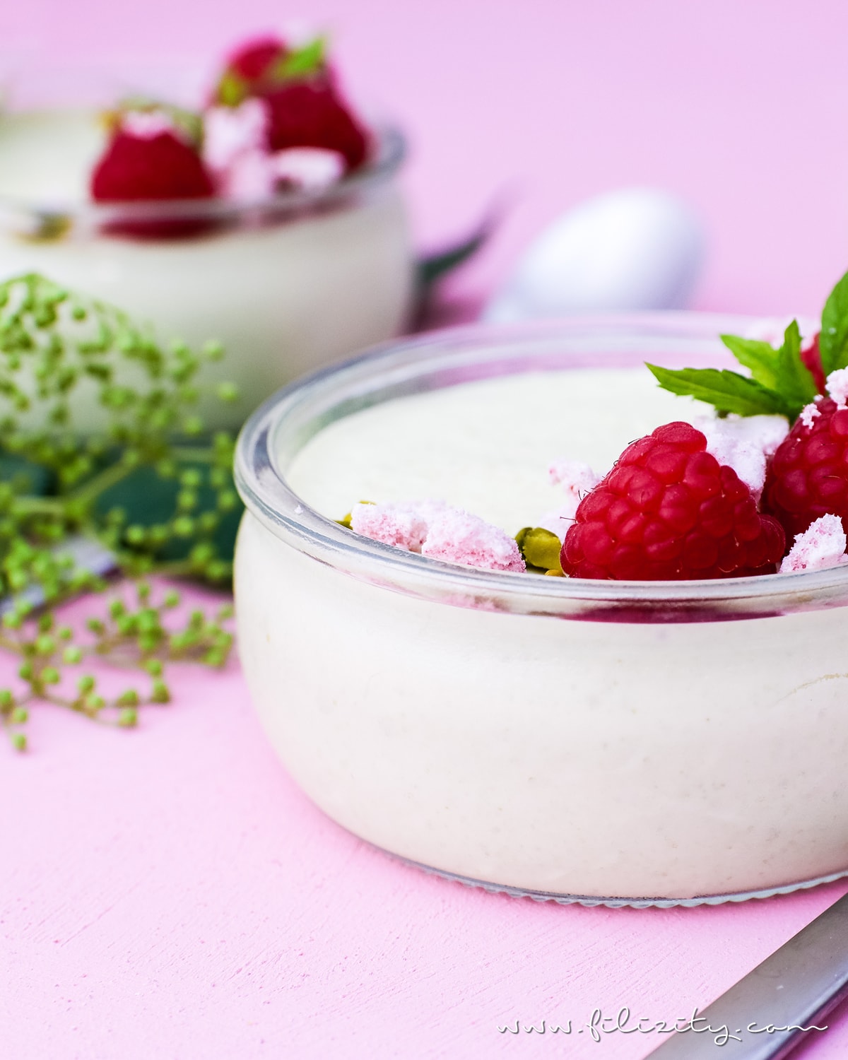 Rezept für vegane Pistaziencreme mit Himbeeren und Baiser | Perfektes Dessert-Rezept für Sommer | Filizity.com | Food-Blog aus dem Rheinland #vegan #veggie #dessert