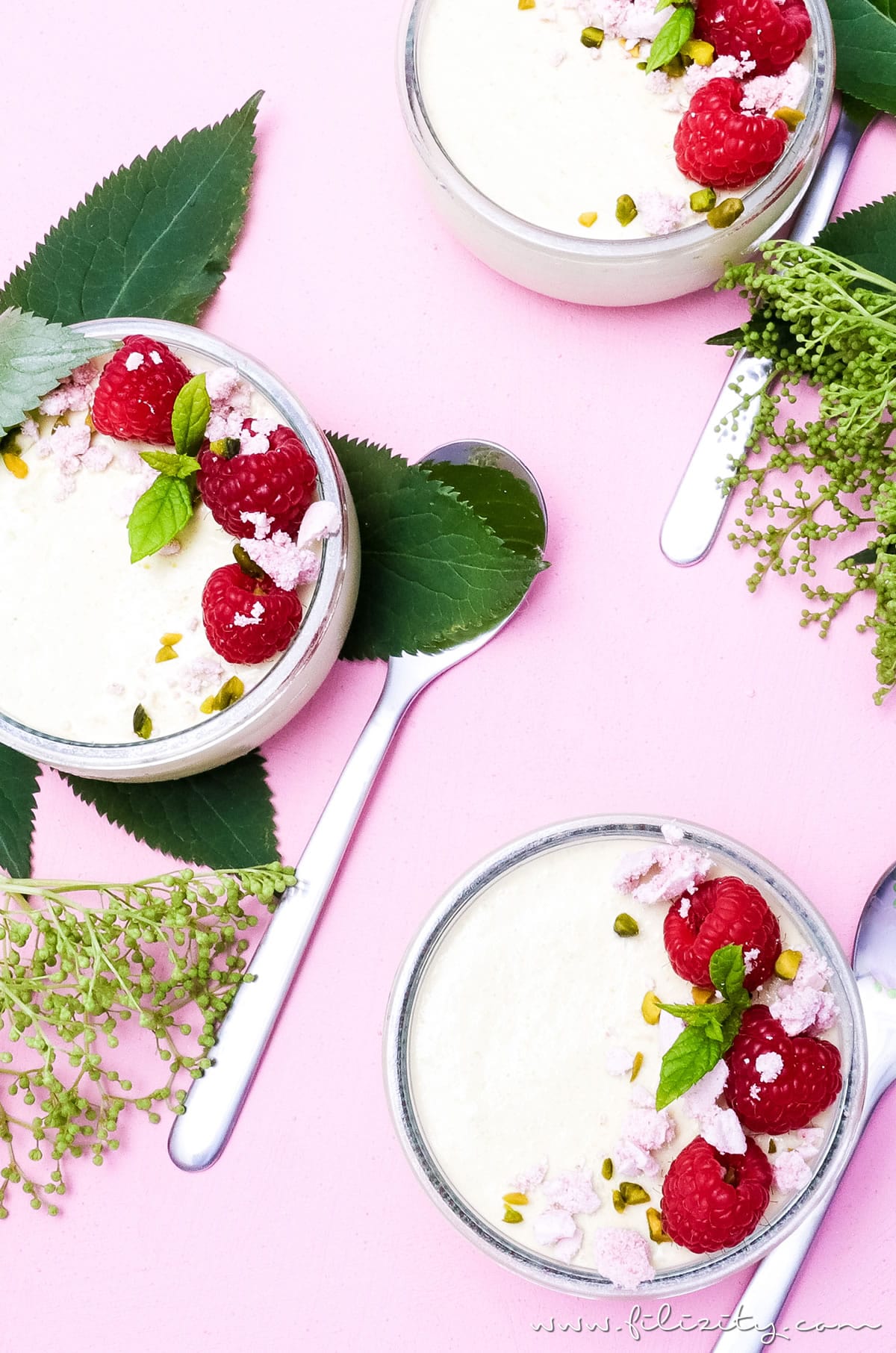 Rezept für vegane Pistaziencreme mit Himbeeren und Baiser | Perfektes Dessert-Rezept für Sommer | Filizity.com | Food-Blog aus dem Rheinland #vegan #veggie #dessert