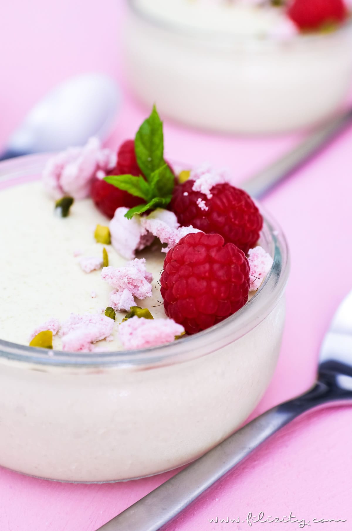 Rezept für vegane Pistaziencreme mit Himbeeren und Baiser | Perfektes Dessert-Rezept für Sommer | Filizity.com | Food-Blog aus dem Rheinland #vegan #veggie #dessert