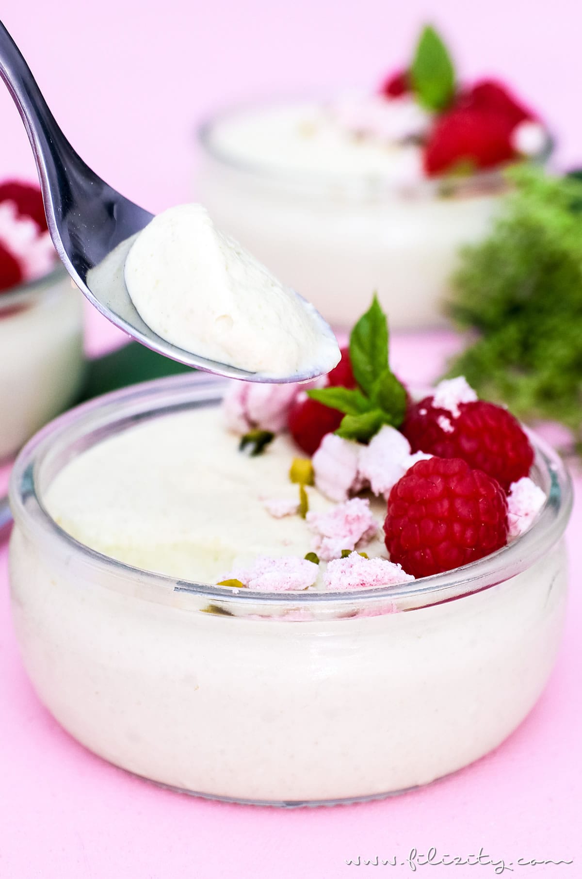 Rezept für vegane Pistaziencreme mit Himbeeren und Baiser | Perfektes Dessert-Rezept für Sommer | Filizity.com | Food-Blog aus dem Rheinland #vegan #veggie #dessert