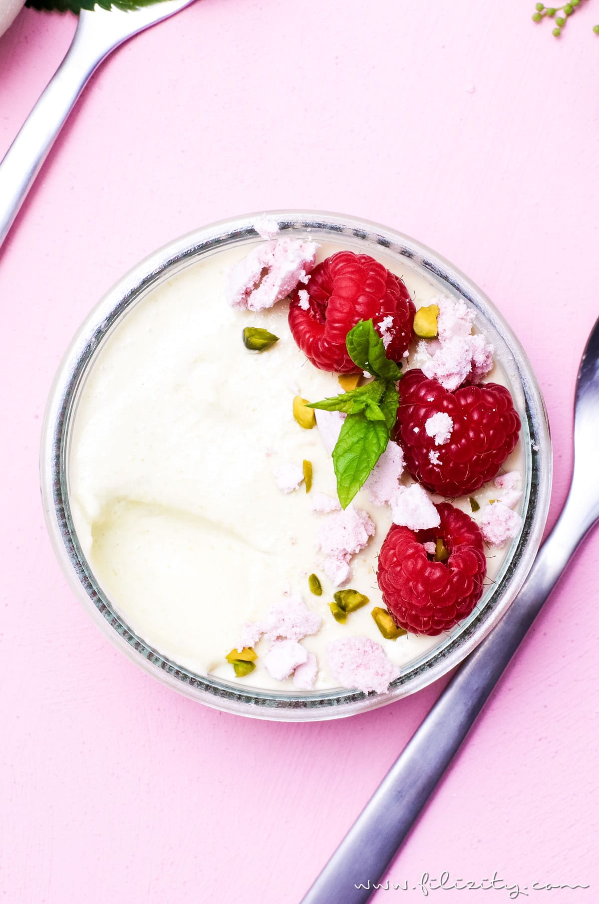 Rezept für vegane Pistaziencreme mit Himbeeren und Baiser | Perfektes Dessert-Rezept für Sommer | Filizity.com | Food-Blog aus dem Rheinland #vegan #veggie #dessert
