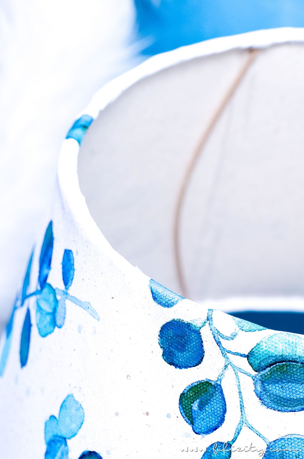 DIY Lampenschirm basteln aus Leinwand mit Aquarell-Muster | Upcycling Deko: Lampenschirm wechseln | Filizity.com | DIY-Blog aus dem Rheinland #upcycling #aquarell