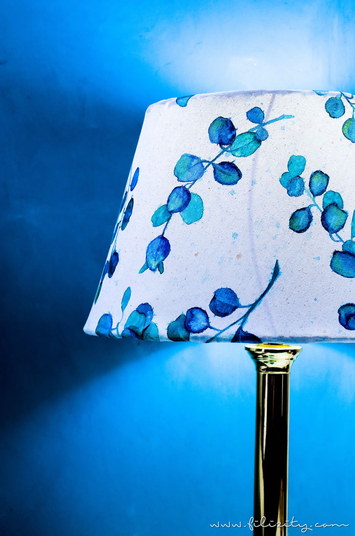 DIY Lampenschirm basteln aus Leinwand mit Aquarell-Muster | Upcycling Deko: Lampenschirm wechseln | Filizity.com | DIY-Blog aus dem Rheinland #upcycling #aquarell