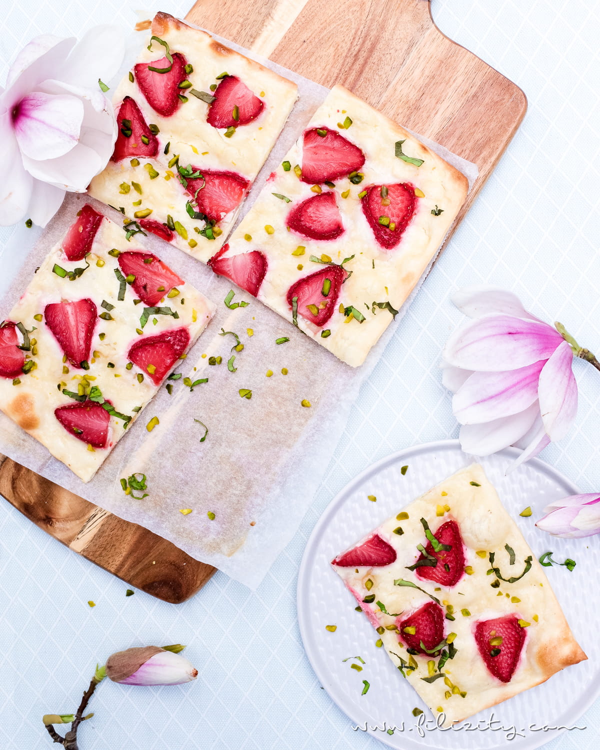 Rezept für Erdbeer-Flammkuchen | Eine süße, sommerliche Variante des Klassikers "Elsasser Flammkuchen" | Filizity.com | Food-Blog aus dem Rheinland #flammkuchen #erdbeeren #sommer