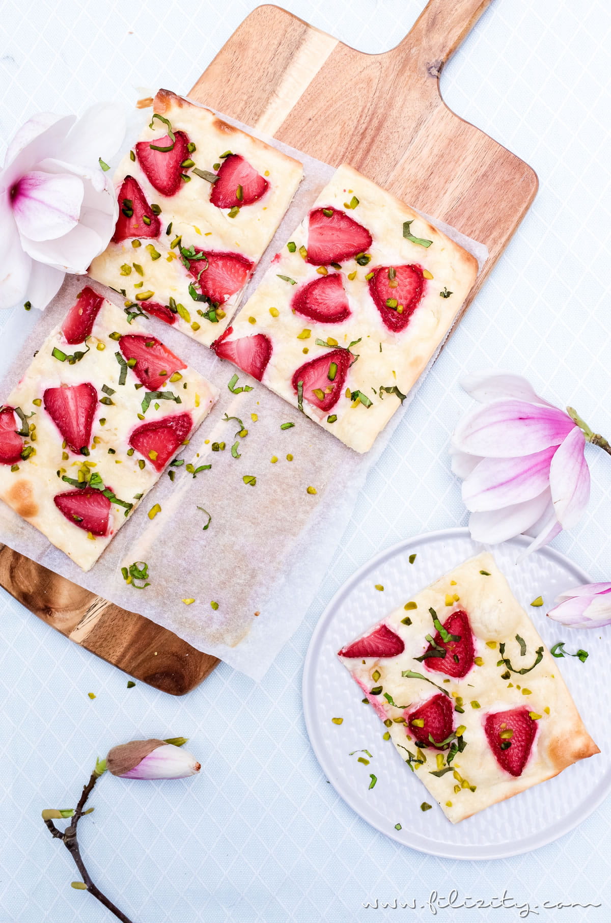 Rezept für Erdbeer-Flammkuchen | Eine süße, sommerliche Variante des Klassikers "Elsasser Flammkuchen" | Filizity.com | Food-Blog aus dem Rheinland #flammkuchen #erdbeeren #sommer