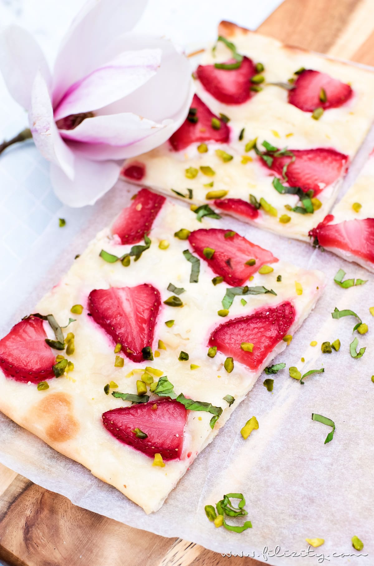 Rezept für Erdbeer-Flammkuchen | Eine süße, sommerliche Variante des Klassikers "Elsasser Flammkuchen" | Filizity.com | Food-Blog aus dem Rheinland #flammkuchen #erdbeeren #sommer