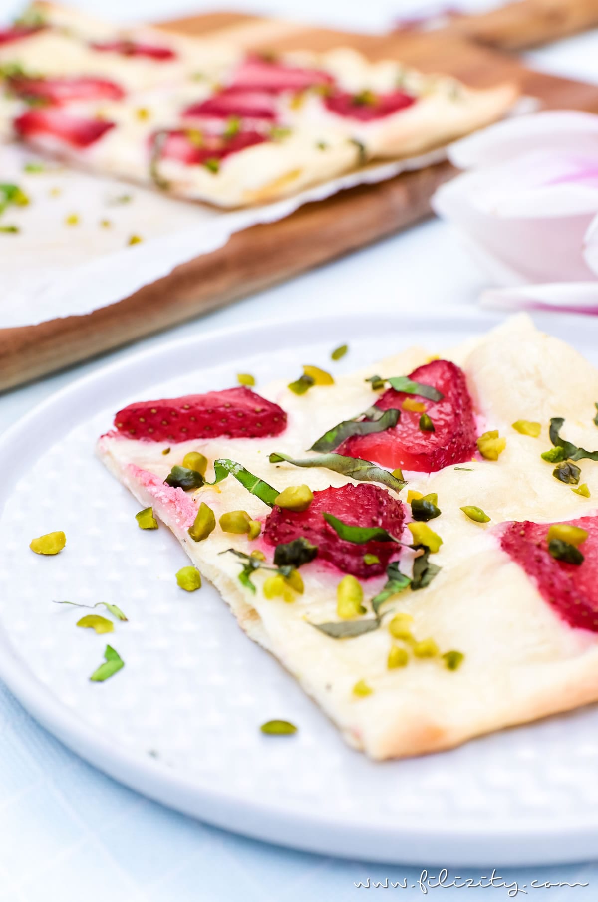 Rezept für Erdbeer-Flammkuchen | Eine süße, sommerliche Variante des Klassikers "Elsasser Flammkuchen" | Filizity.com | Food-Blog aus dem Rheinland #flammkuchen #erdbeeren #sommer