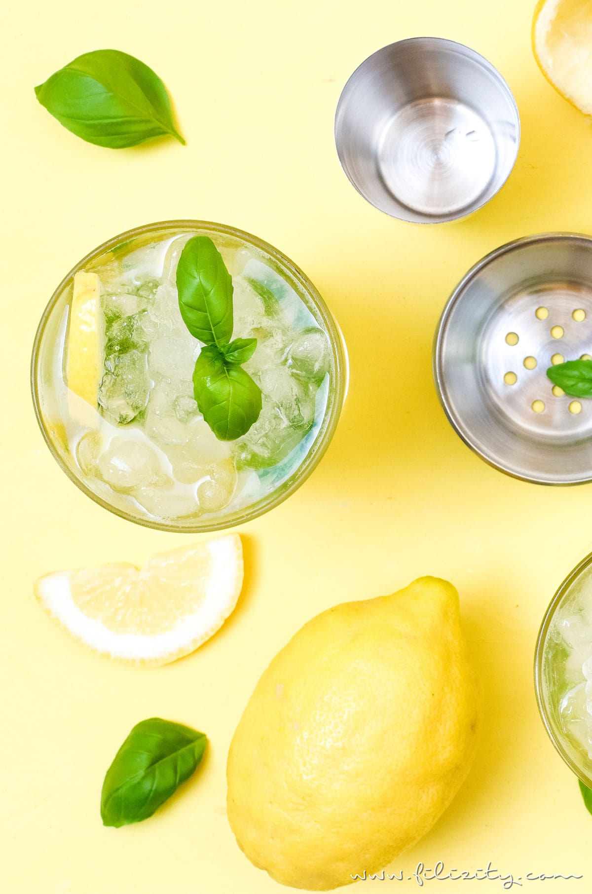 Rezept für Zitronen-Mojito mit Basilikum | Der kubanische Cocktail-Klassiker | Filizity.com | Food-Blog aus dem Rheinland #cocktail #sommer #drink