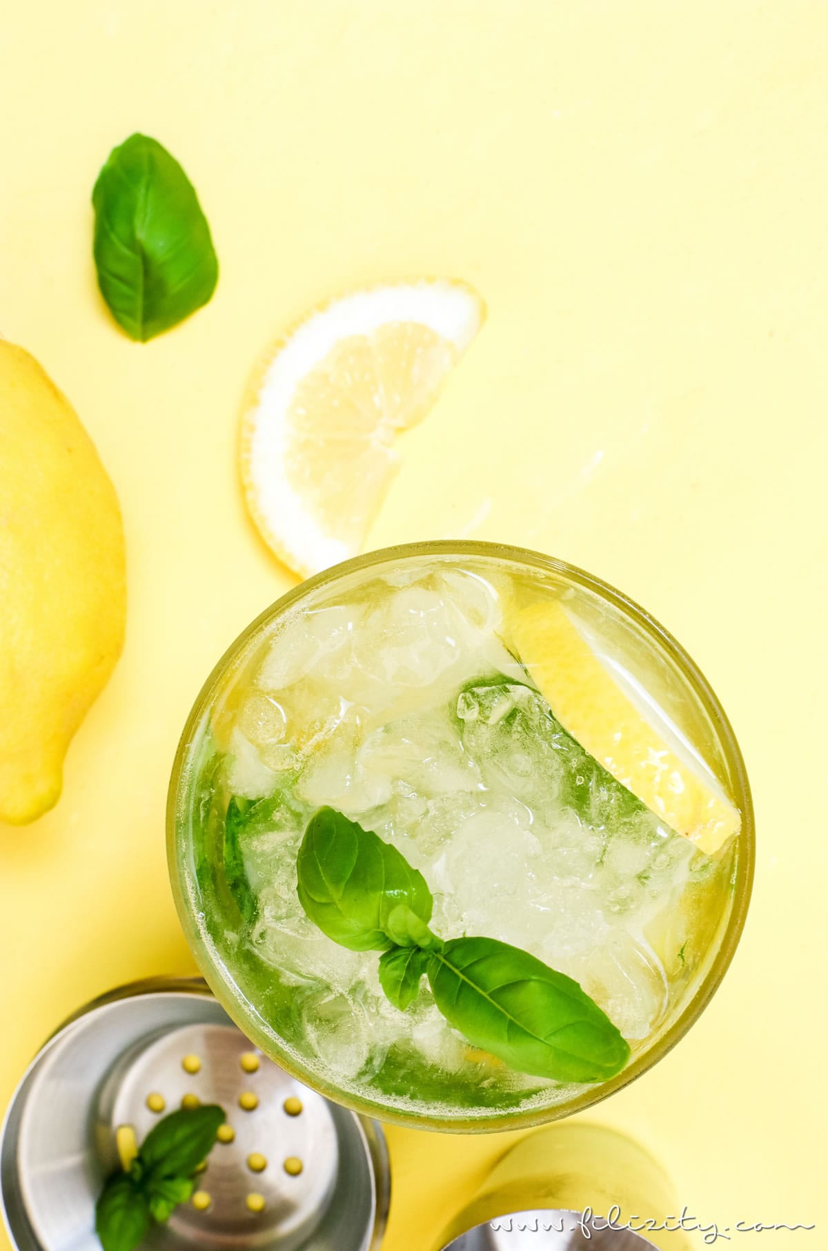 Rezept für Zitronen-Mojito mit Basilikum | Der kubanische Cocktail-Klassiker | Filizity.com | Food-Blog aus dem Rheinland #cocktail #sommer #drink