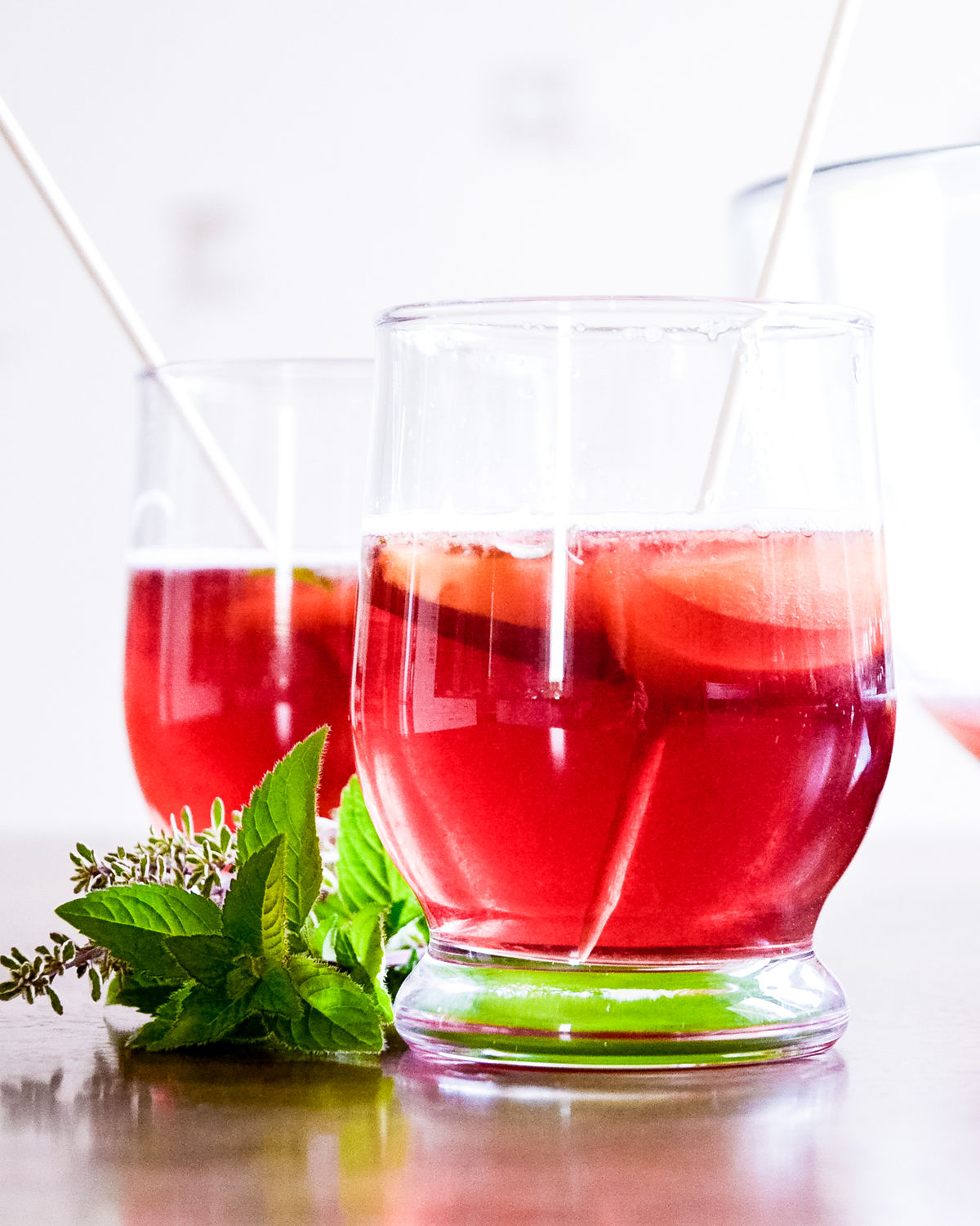 Rezept für prickelnde Aprikosen-Bowle - Ein erfrischender Sommerdrink perfekt für Partys | Filizity.com | Food-Blog aus dem Rheinland #sommer #drink #bowle #mocktail