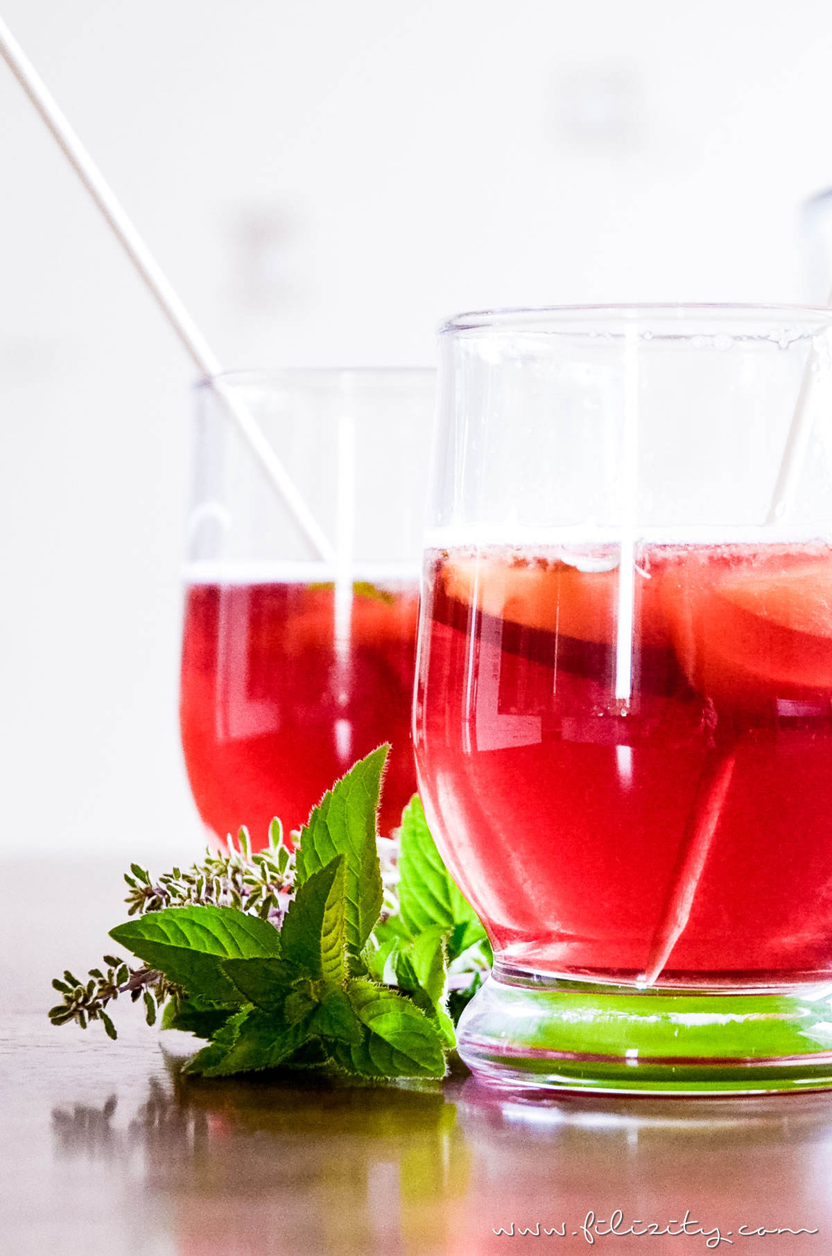 Rezept für prickelnde Aprikosen-Bowle - Ein erfrischender Sommerdrink perfekt für Partys | Filizity.com | Food-Blog aus dem Rheinland #sommer #drink #bowle #mocktail