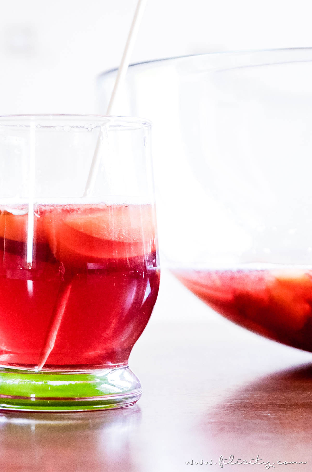 Rezept für prickelnde Aprikosen-Bowle - Ein erfrischender Sommerdrink perfekt für Partys | Filizity.com | Food-Blog aus dem Rheinland #sommer #drink #bowle #mocktail