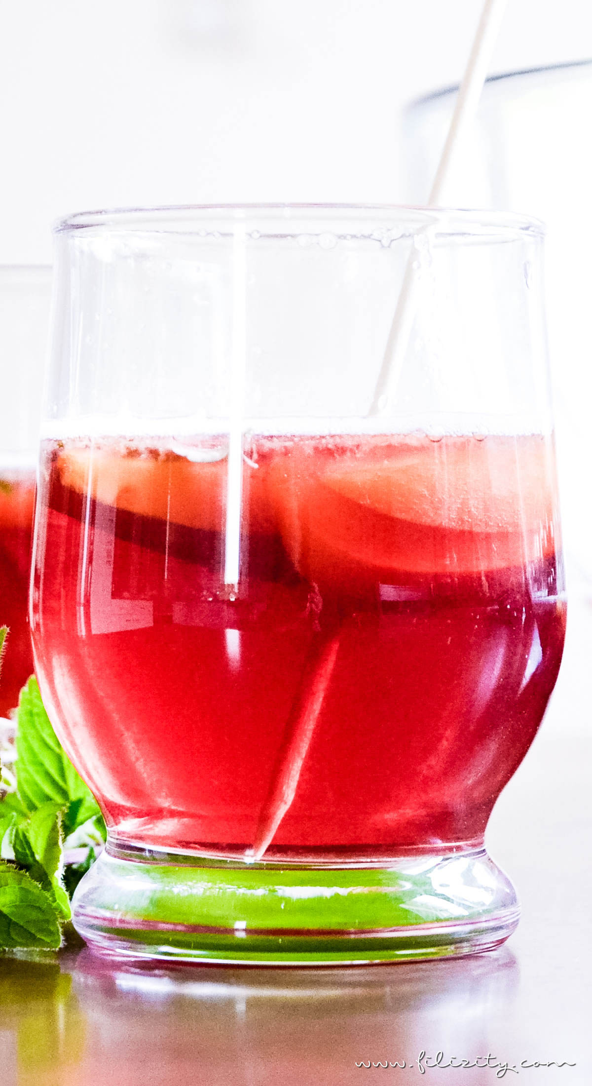 Rezept für prickelnde Aprikosen-Bowle - Ein erfrischender Sommerdrink perfekt für Partys | Filizity.com | Food-Blog aus dem Rheinland #sommer #drink #bowle #mocktail