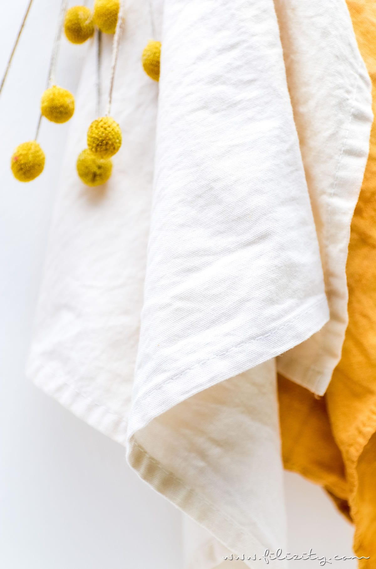So einfach kannst du Stoffe natürlich färben - DIY Textilfarbe mit Kurkuma | Filizity.com | DIY-Blog aus dem Rheinland #diy #natur #kurkuma