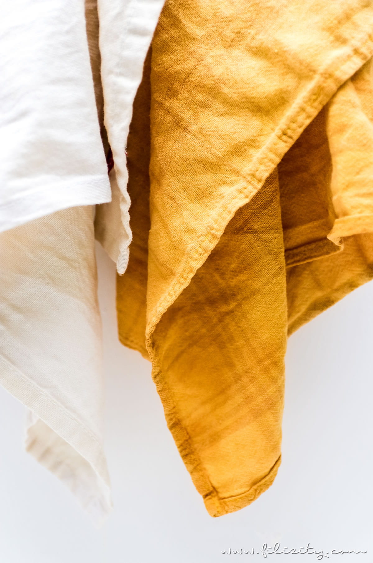 So einfach kannst du Stoffe natürlich färben - DIY Textilfarbe mit Kurkuma | Filizity.com | DIY-Blog aus dem Rheinland #diy #natur #kurkuma