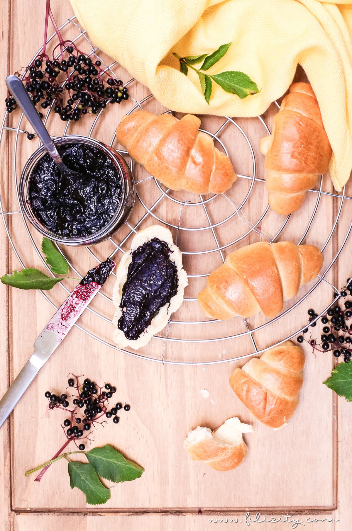 Einfaches Rezept für Holunder-Konfitüre zum Selbermachen | Leckerer Brot-Aufstrich zum Frühstück | Filizity.com | Food-Blog aus dem Rheinland #holunder #holler #herbst #sommer