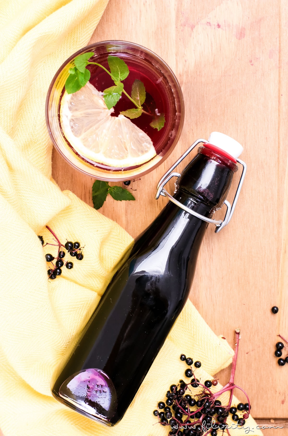 Holunderbeeren-Sirup / Fliederbeerensirup einkochen für Getränke & mehr - Mit diesem Rezept geht es ganz einfach! | Perfekt als Geschenk oder als Vorrat für den Winter! | Filizity.com | Food-Blog aus dem Rheinland #holunder #einkochen