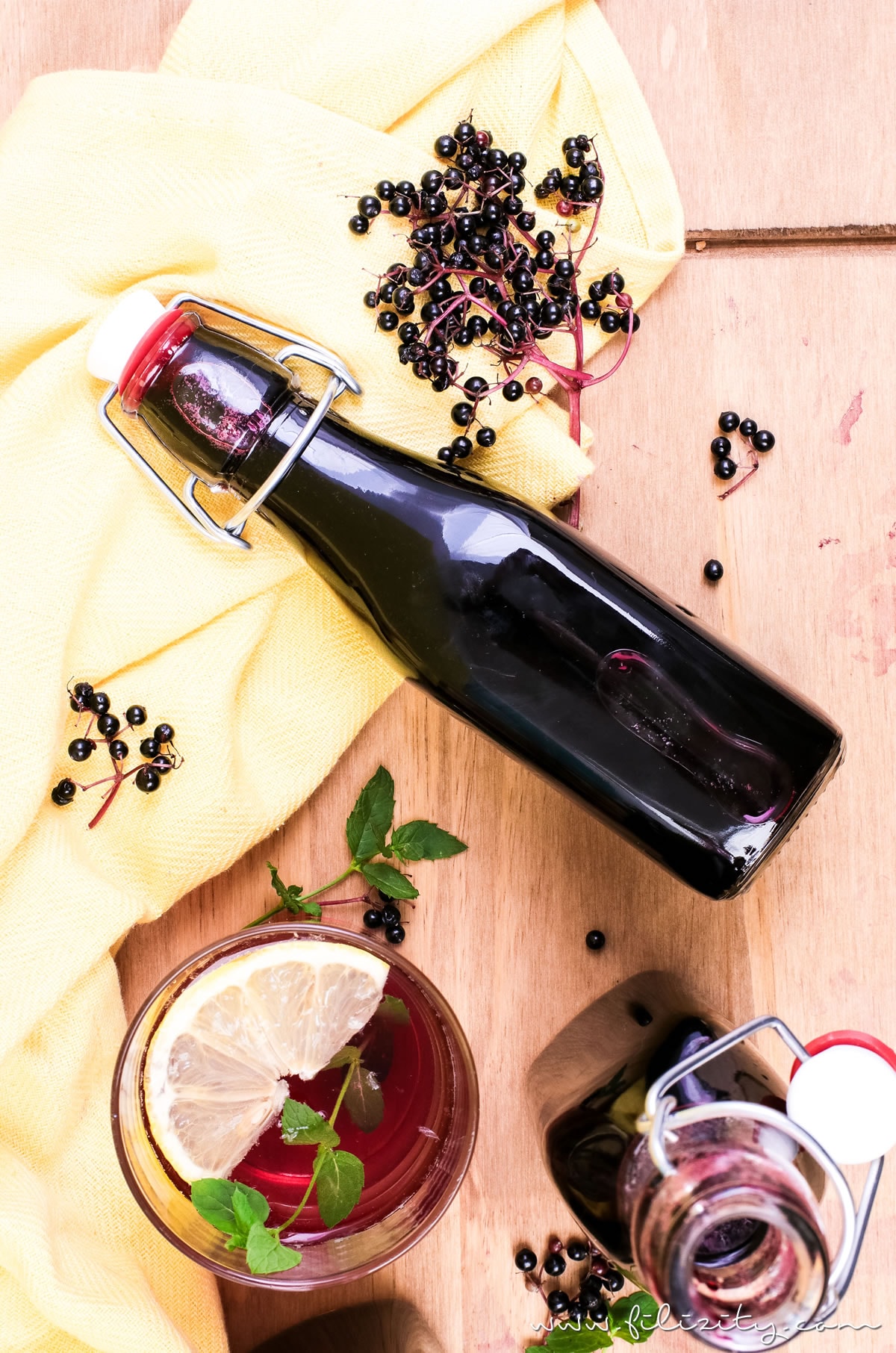 Holunderbeeren-Sirup / Fliederbeerensirup einkochen für Getränke & mehr - Mit diesem Rezept geht es ganz einfach! | Perfekt als Geschenk oder als Vorrat für den Winter! | Filizity.com | Food-Blog aus dem Rheinland #holunder #einkochen