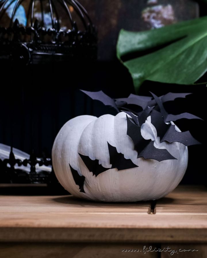 DIY Halloween-Deko selber machen: Kürbisse mit Fledermäusen | Filizity.com | DIY-Blog aus dem Rheinland #halloween #booh #kürbis #styleyourkürbis