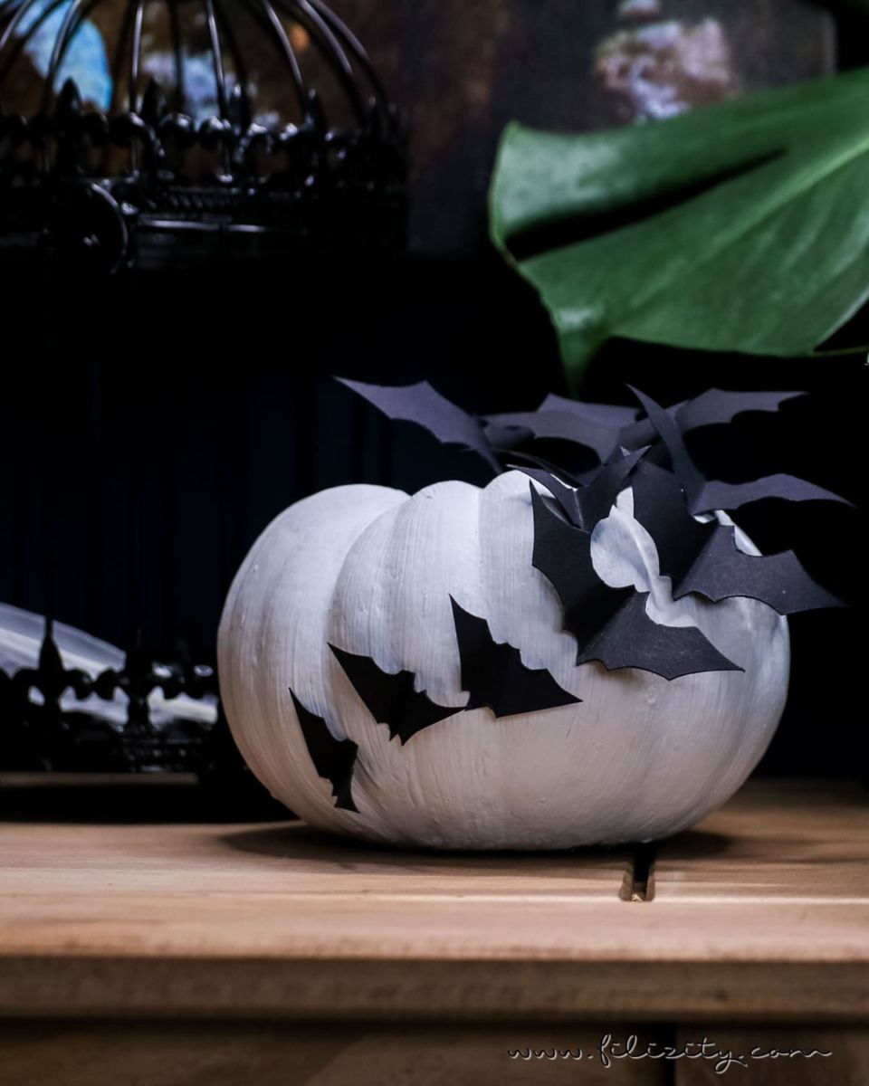 Gruselige Halloween-Deko selber machen: Verziere Kürbisse mit Papier 