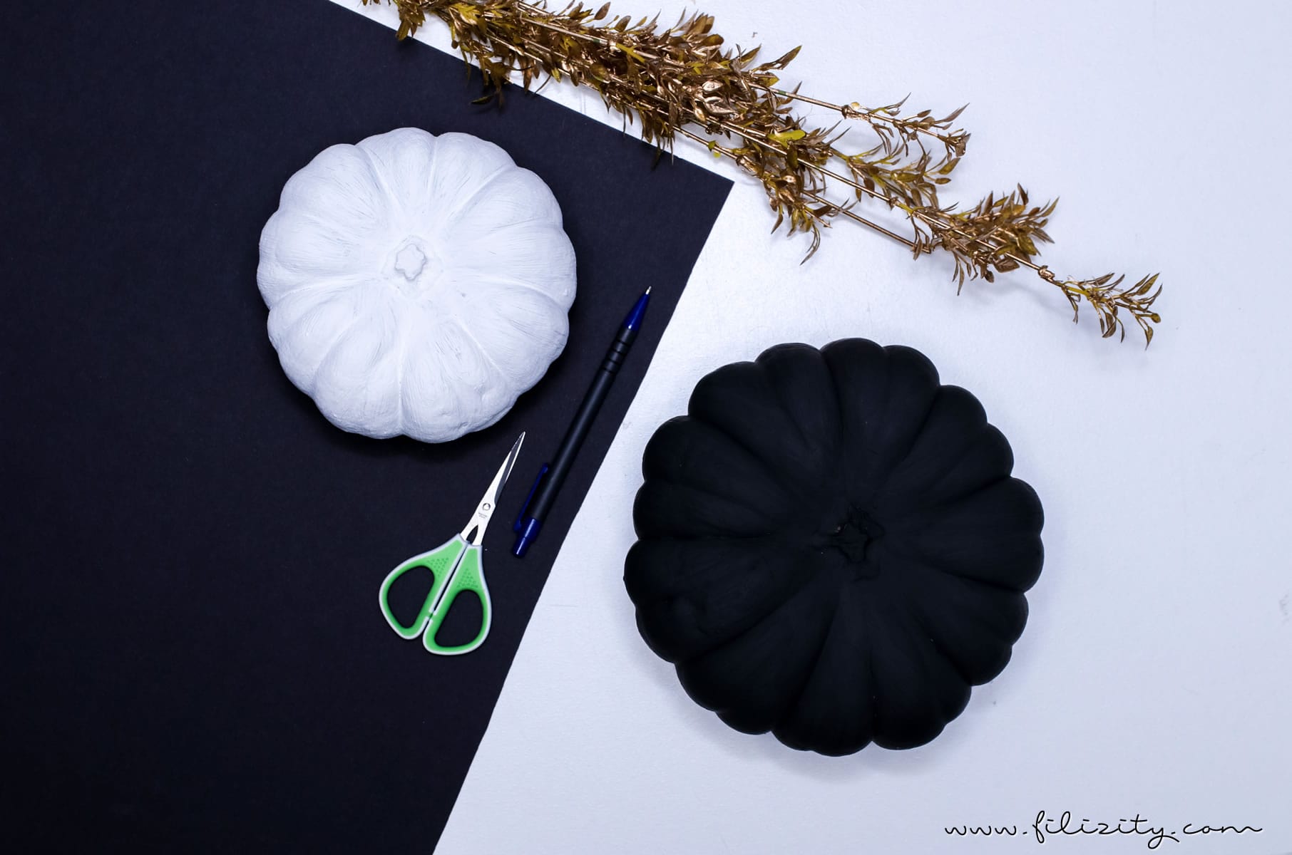 DIY Halloween-Deko selber machen: Kürbisse mit Fledermäusen | Filizity.com | DIY-Blog aus dem Rheinland #halloween #booh #kürbis #styleyourkürbis