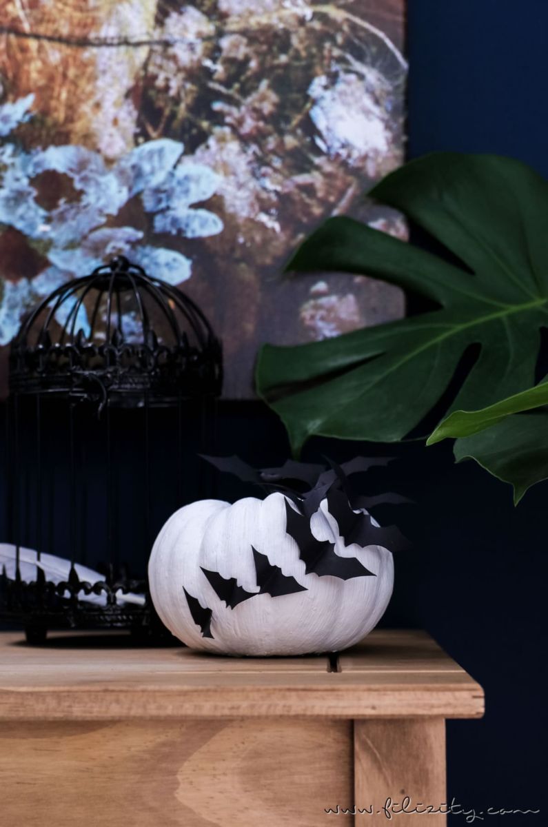 Gruselige Halloween-Deko selber machen: Verziere Kürbisse mit Papier 