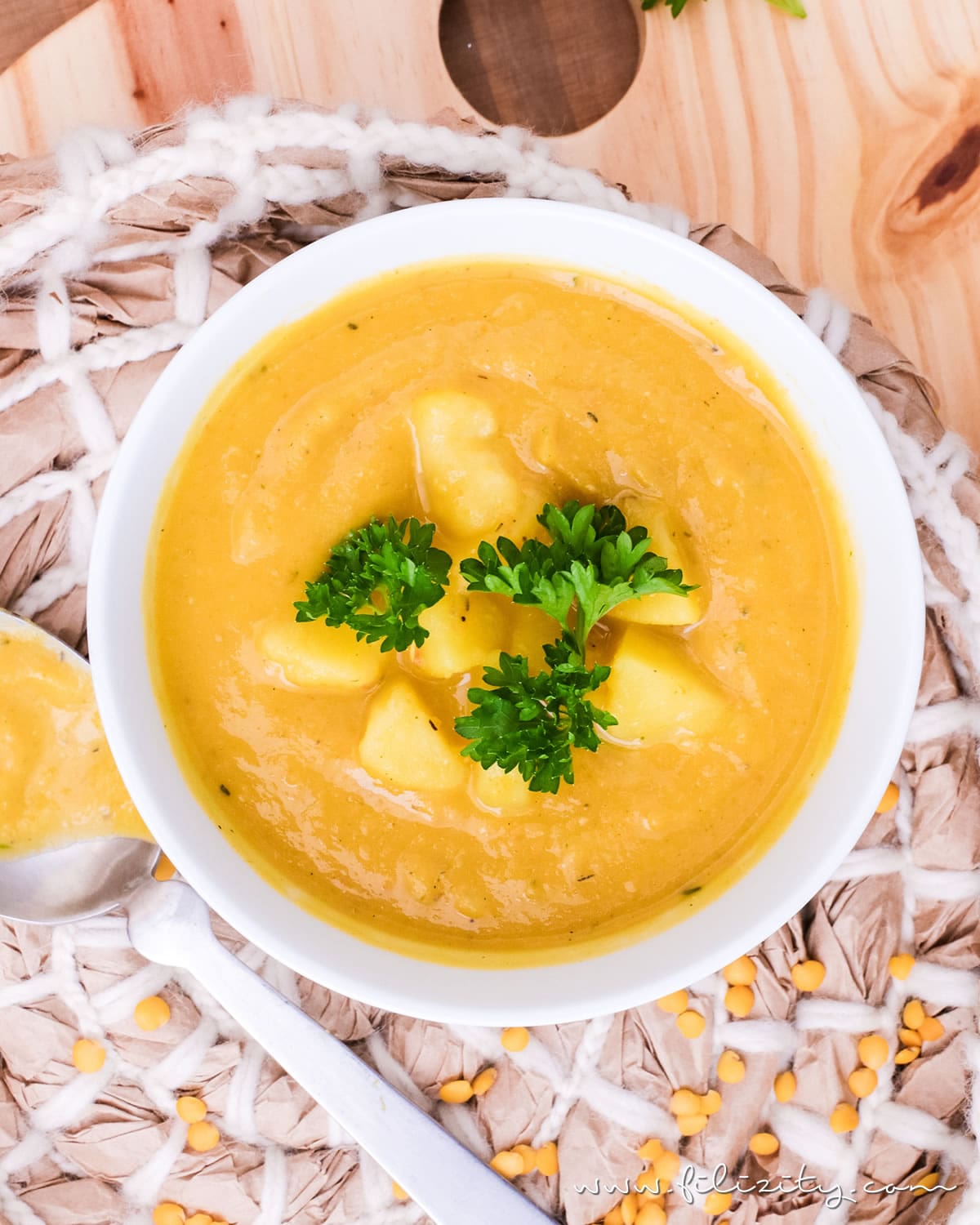 Rezept für schnelle Linsensuppe mit Kartoffeln, Karotten & Kurkuma - Echtes Herbst-Soulfood (vegan) | Filizity.com | Food-Blog aus dem Rheinland #herbst #soulfood #suppe #vegan