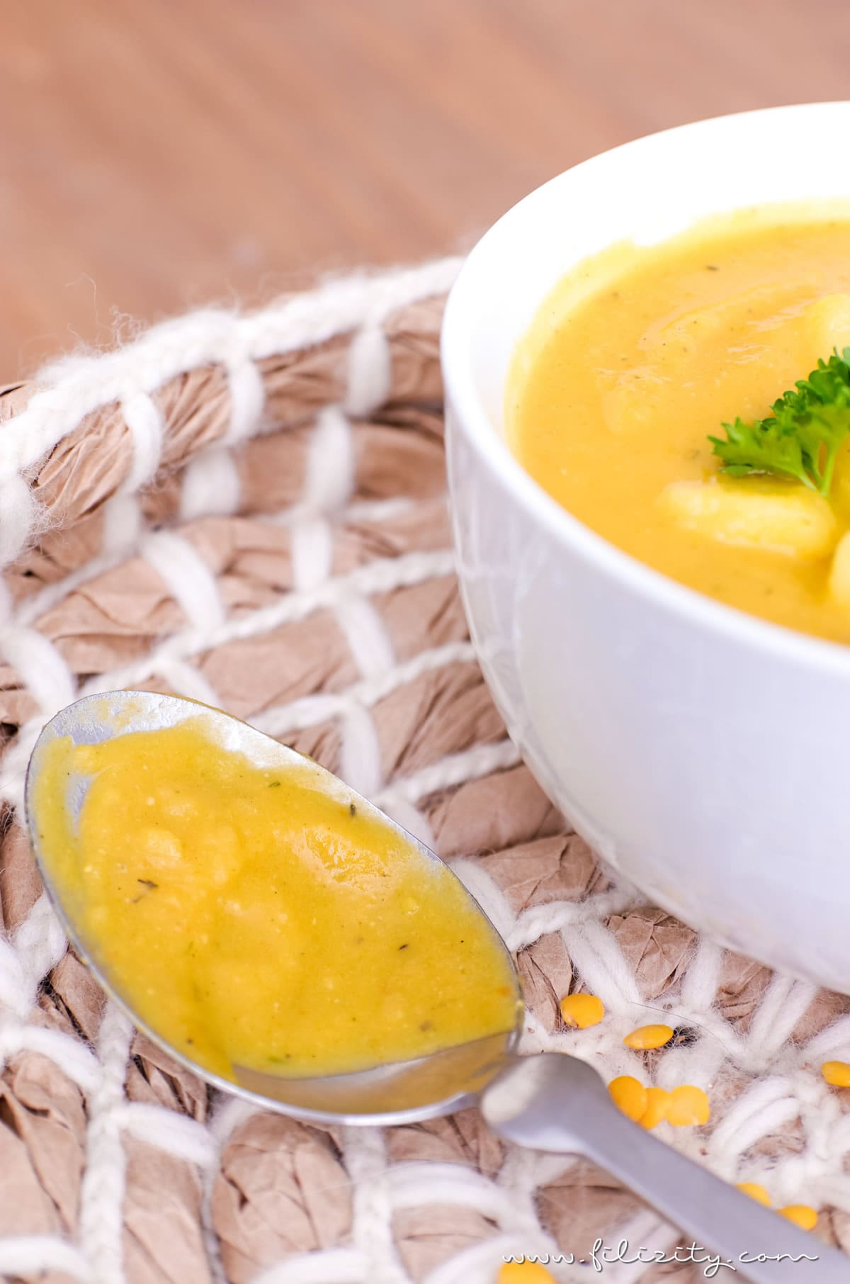 Rezept für schnelle Linsensuppe mit Kartoffeln, Karotten & Kurkuma - Echtes Herbst-Soulfood (vegan) | Filizity.com | Food-Blog aus dem Rheinland #herbst #soulfood #suppe #vegan