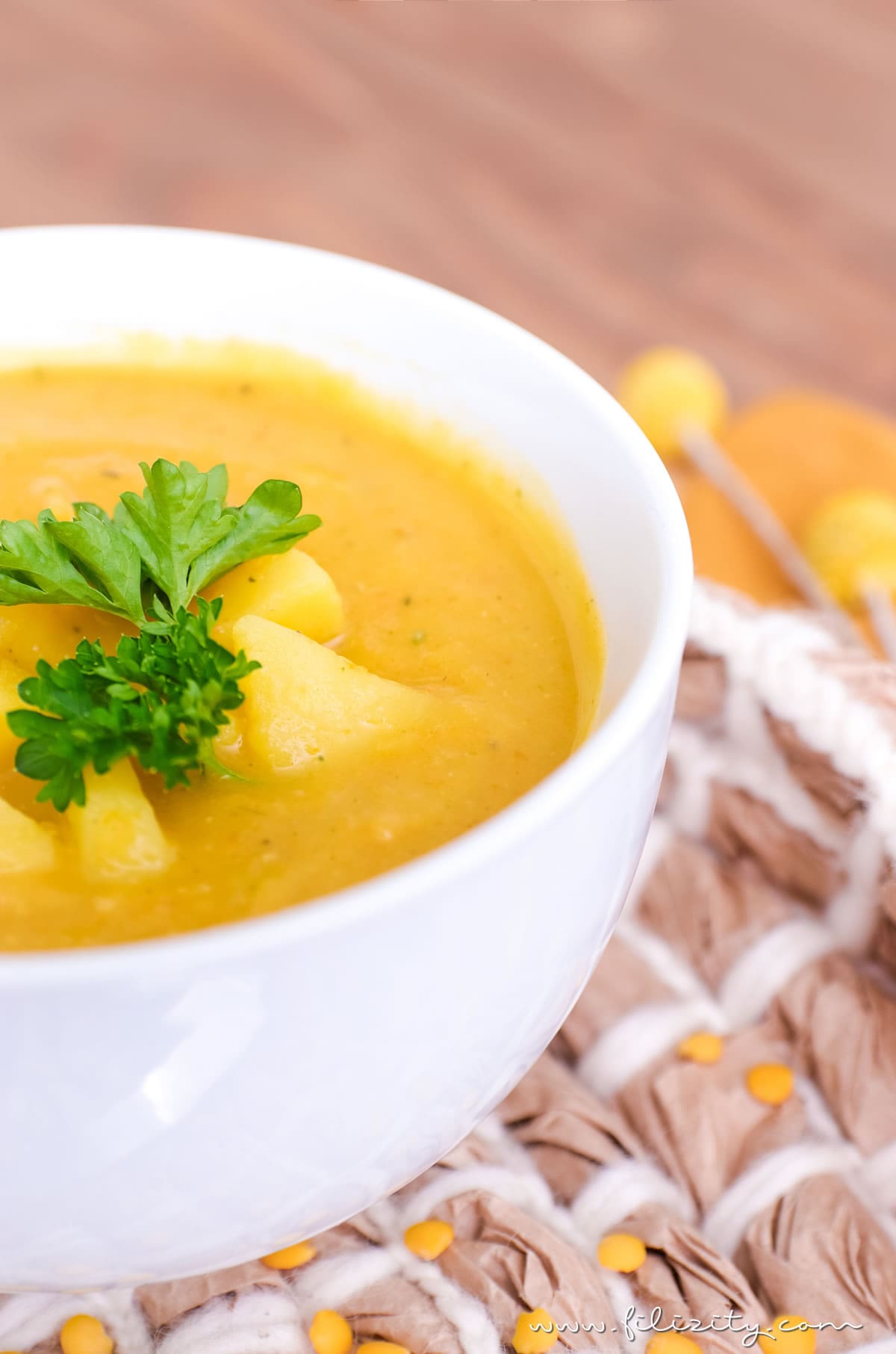 Rezept für schnelle Linsensuppe mit Kartoffeln, Karotten & Kurkuma - Echtes Herbst-Soulfood (vegan) | Filizity.com | Food-Blog aus dem Rheinland #herbst #soulfood #suppe #vegan