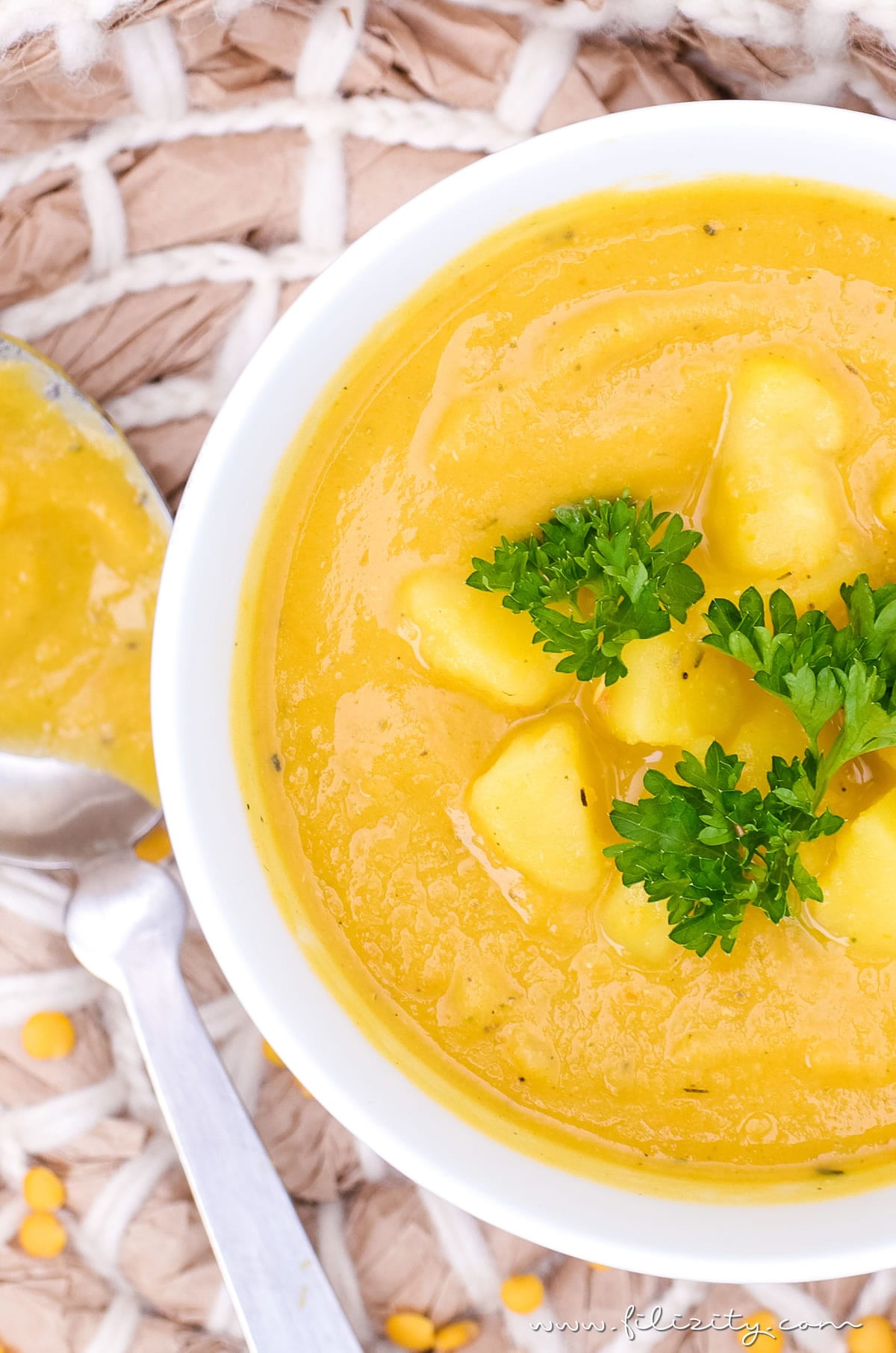 Rezept für schnelle Linsensuppe mit Kartoffeln, Karotten & Kurkuma - Echtes Herbst-Soulfood (vegan) | Filizity.com | Food-Blog aus dem Rheinland #herbst #soulfood #suppe #vegan