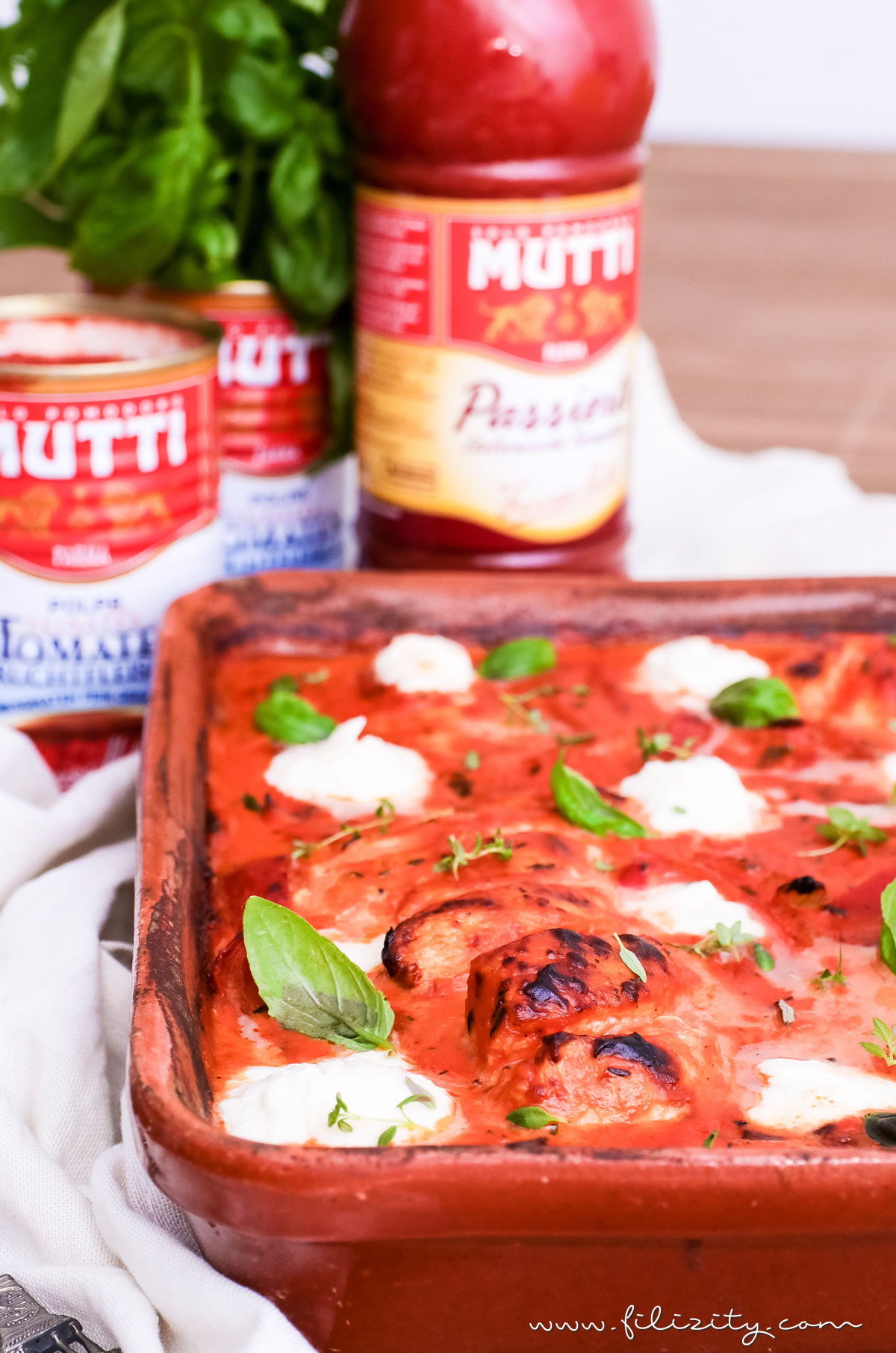 Hähnchen Toskana mit Burrata & frischen Kräutern | Angelehnt an Hackbällchen Toskana | Filizity.com | Food-Blog aus dem Rheinland #mutti #tomaten #toskana #toscana