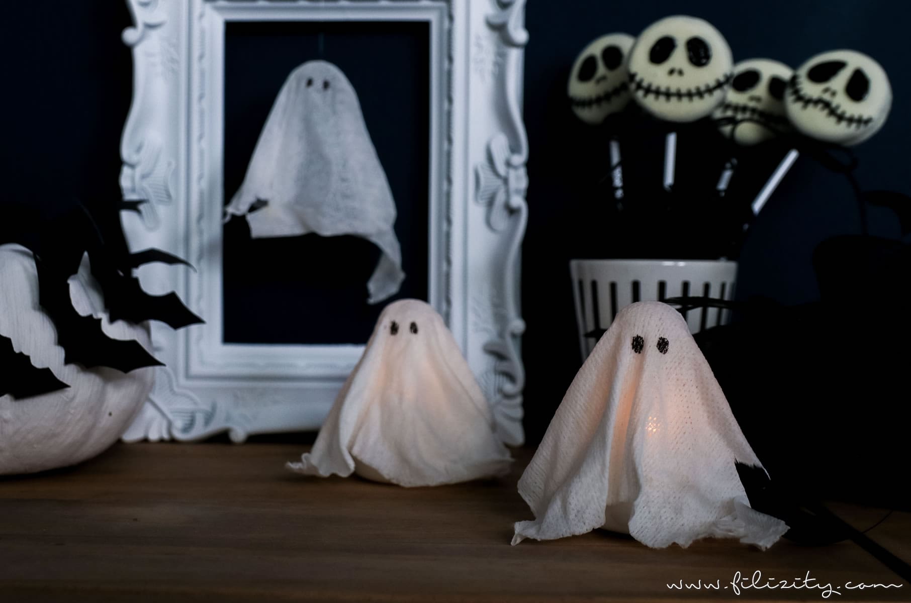 DIY Halloweendeko selber machen: Geister-Lampen und Geister-Anhänger 