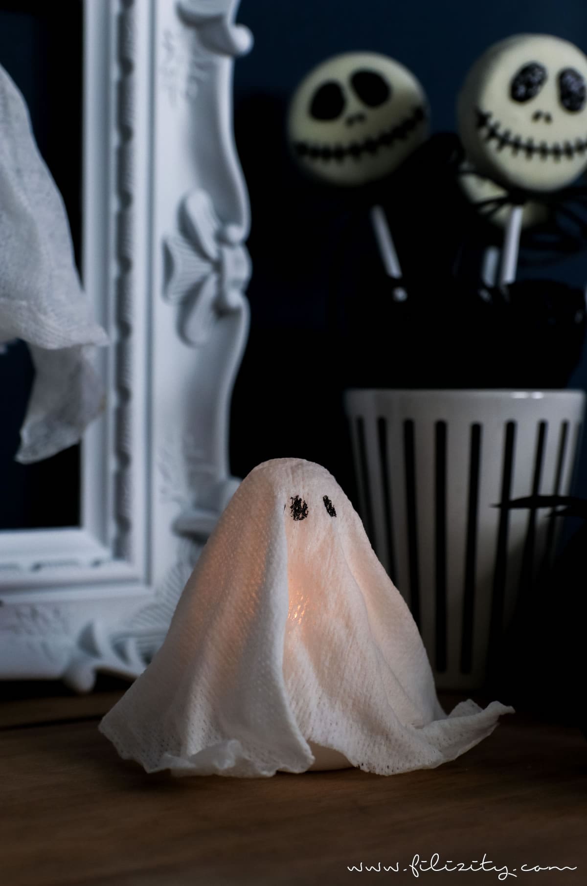 DIY Halloweendeko selber machen: Geister-Lampen und Geister-Anhänger ganz einfach ohne Sauerei basteln | Filizity.com | Food-Blog aus dem Rheinland #halloween #booh #geister