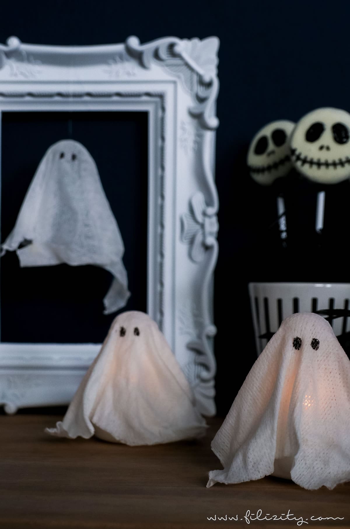 DIY Halloweendeko selber machen: Geister-Lampen und Geister-Anhänger ganz einfach ohne Sauerei basteln | Filizity.com | Food-Blog aus dem Rheinland #halloween #booh #geister