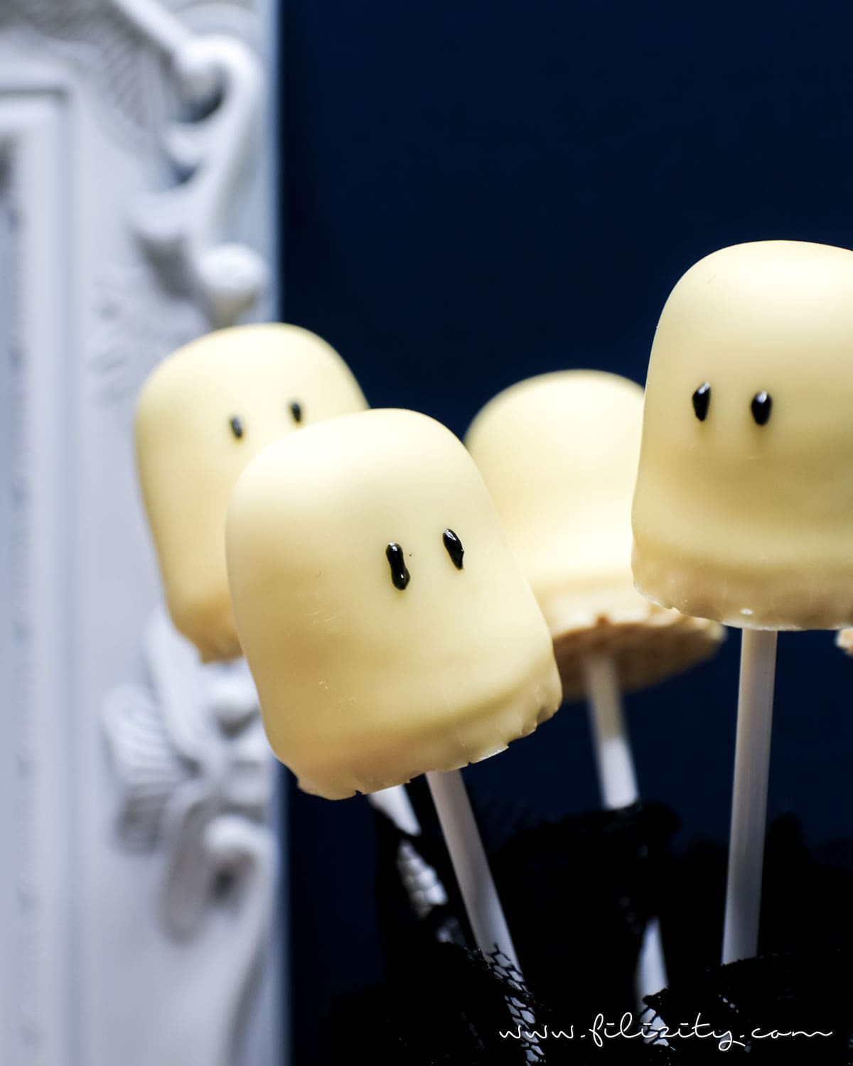 Schnelles & einfaches Halloween-Rezept: Geister-Lollies und Schattenmonster aus Schaumküssen selber machen | Filizity.com | Food-Blog aus dem Rheinland #halloween #rezept #geister #booh