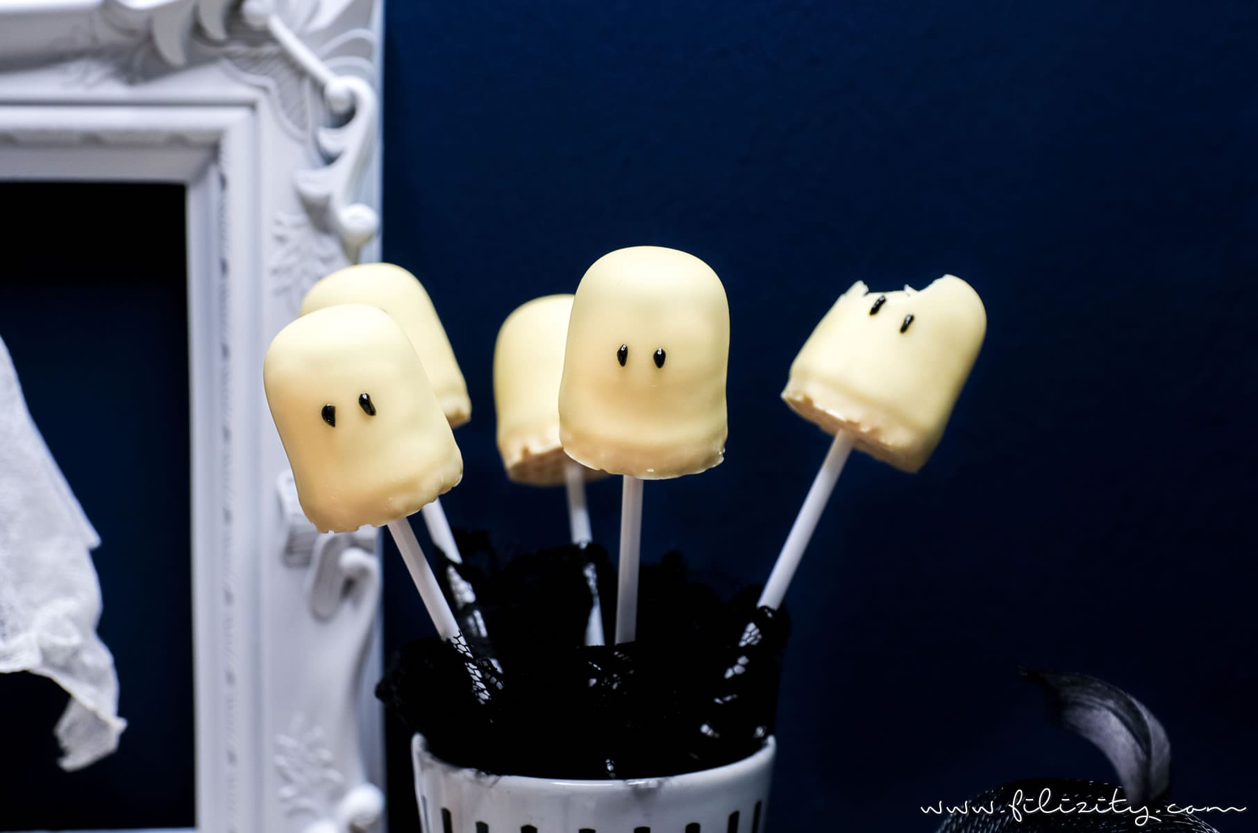 Schnelles & einfaches Halloween-Rezept: Geister-Lollies und Schattenmonster aus Schaumküssen selber machen | Filizity.com | Food-Blog aus dem Rheinland #halloween #rezept #geister #booh