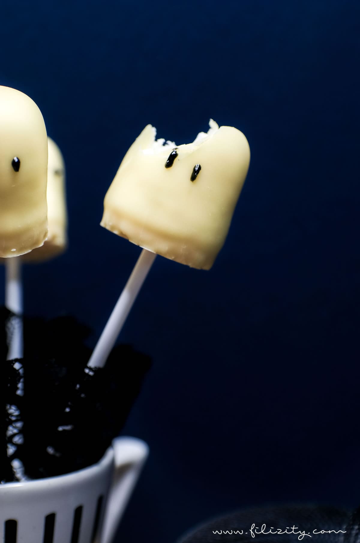 Schnelles & einfaches Halloween-Rezept: Geister-Lollies und Schattenmonster aus Schaumküssen selber machen | Filizity.com | Food-Blog aus dem Rheinland #halloween #rezept #geister #booh