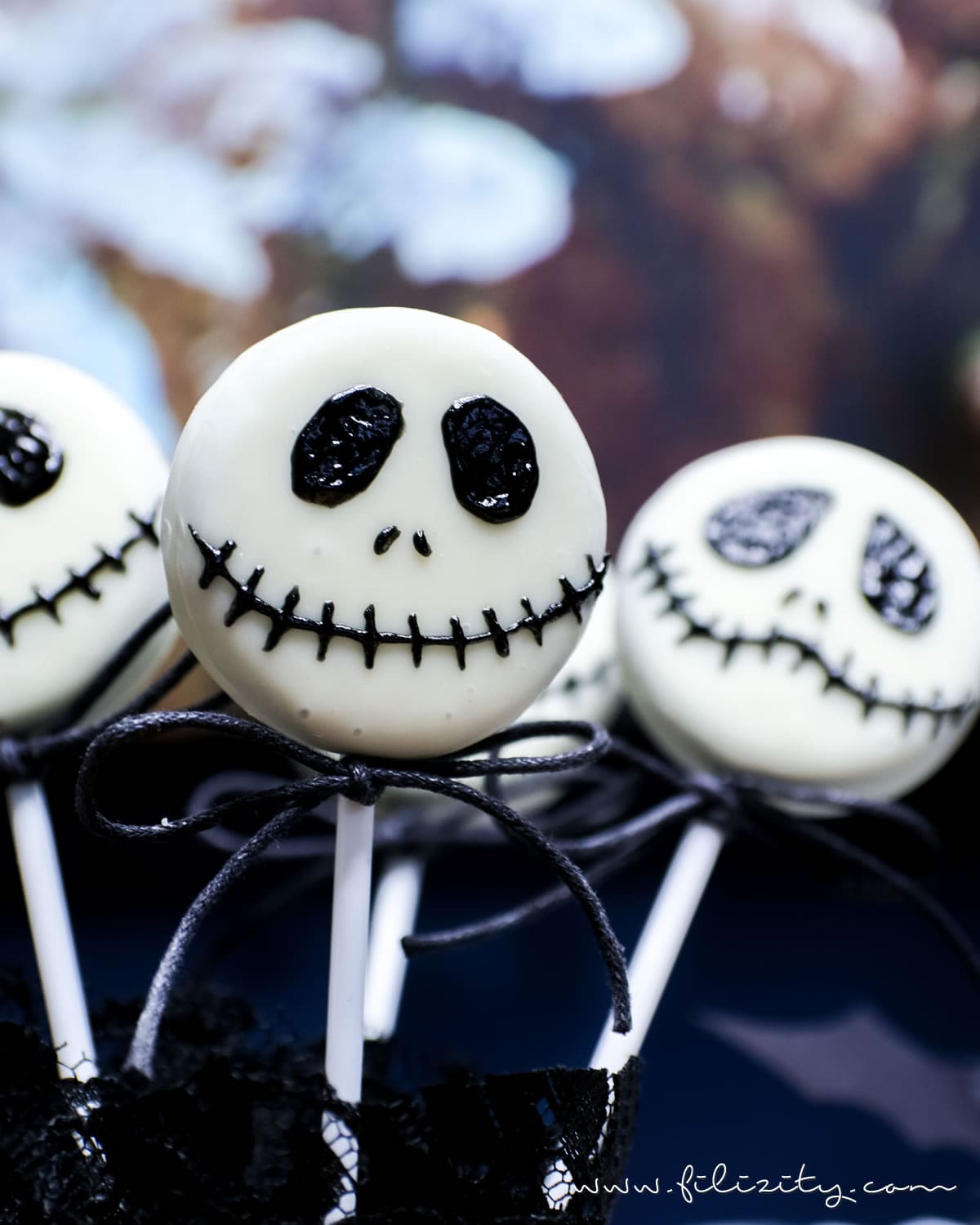 Schnelles Halloween-Rezept: Jack Skellington Keks Lollies | Filizity.com | Food-Blog aus dem Rheinland #halloween #booh #oreo #partyfood