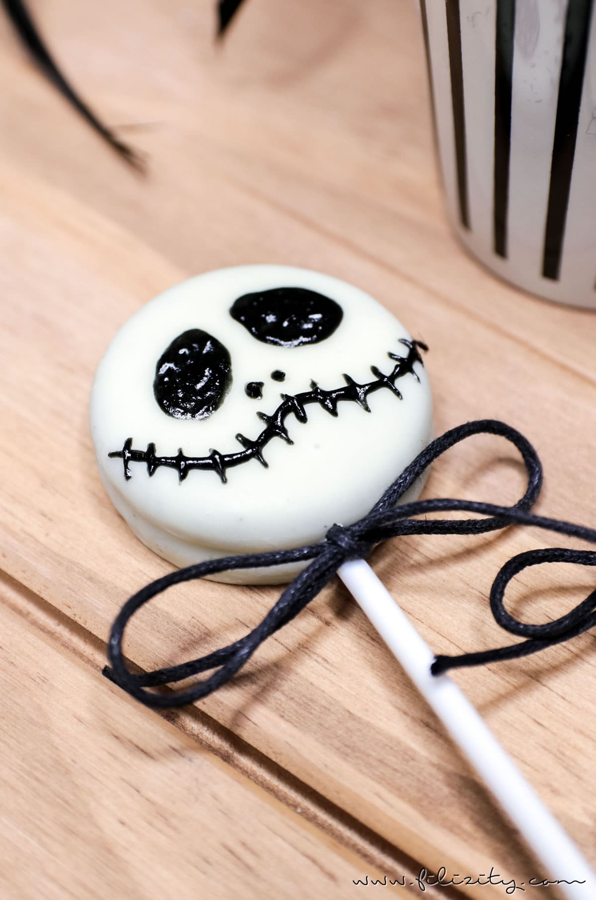 Schnelles Halloween-Rezept: Jack Skellington Keks Lollies | Filizity.com | Food-Blog aus dem Rheinland #halloween #booh #oreo #partyfood