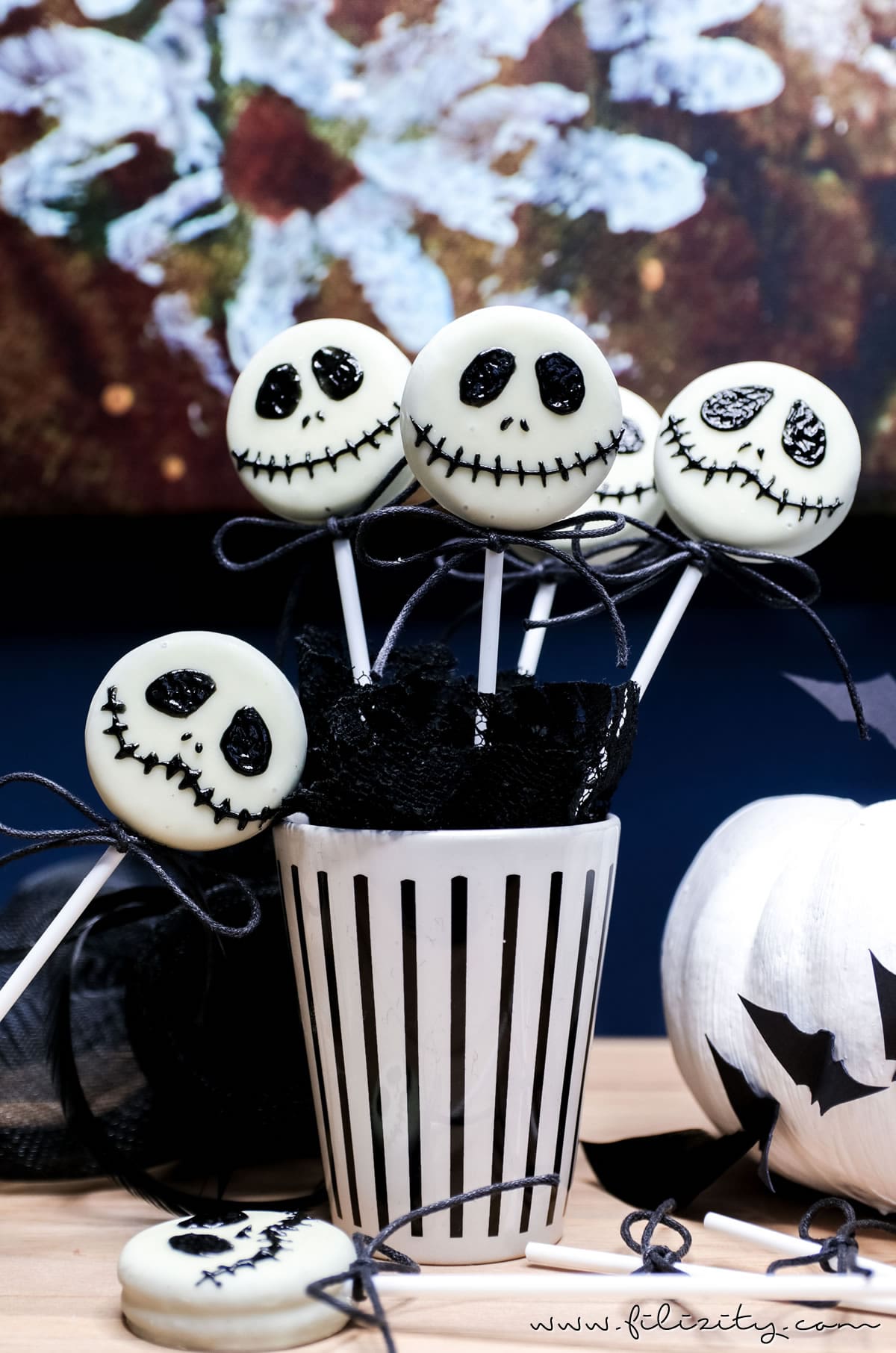 Schnelles Halloween-Rezept: Jack Skellington Keks Lollies | Filizity.com | Food-Blog aus dem Rheinland #halloween #booh #oreo #partyfood
