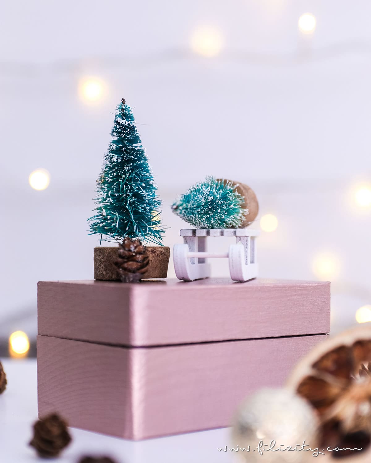 Weihnachtsgeschenke verpacken: DIY Geschenkboxen "Winterwald" aus alten Holzschachteln | Geschenkverpackung und Deko-Idee mit Tannenbaum, Schlitten & Co. | Filizity.com | DIY-Blog aus dem Rheinland #weihnachten #geschenkidee #weihnachtsgeschenke #ohtannenbaum