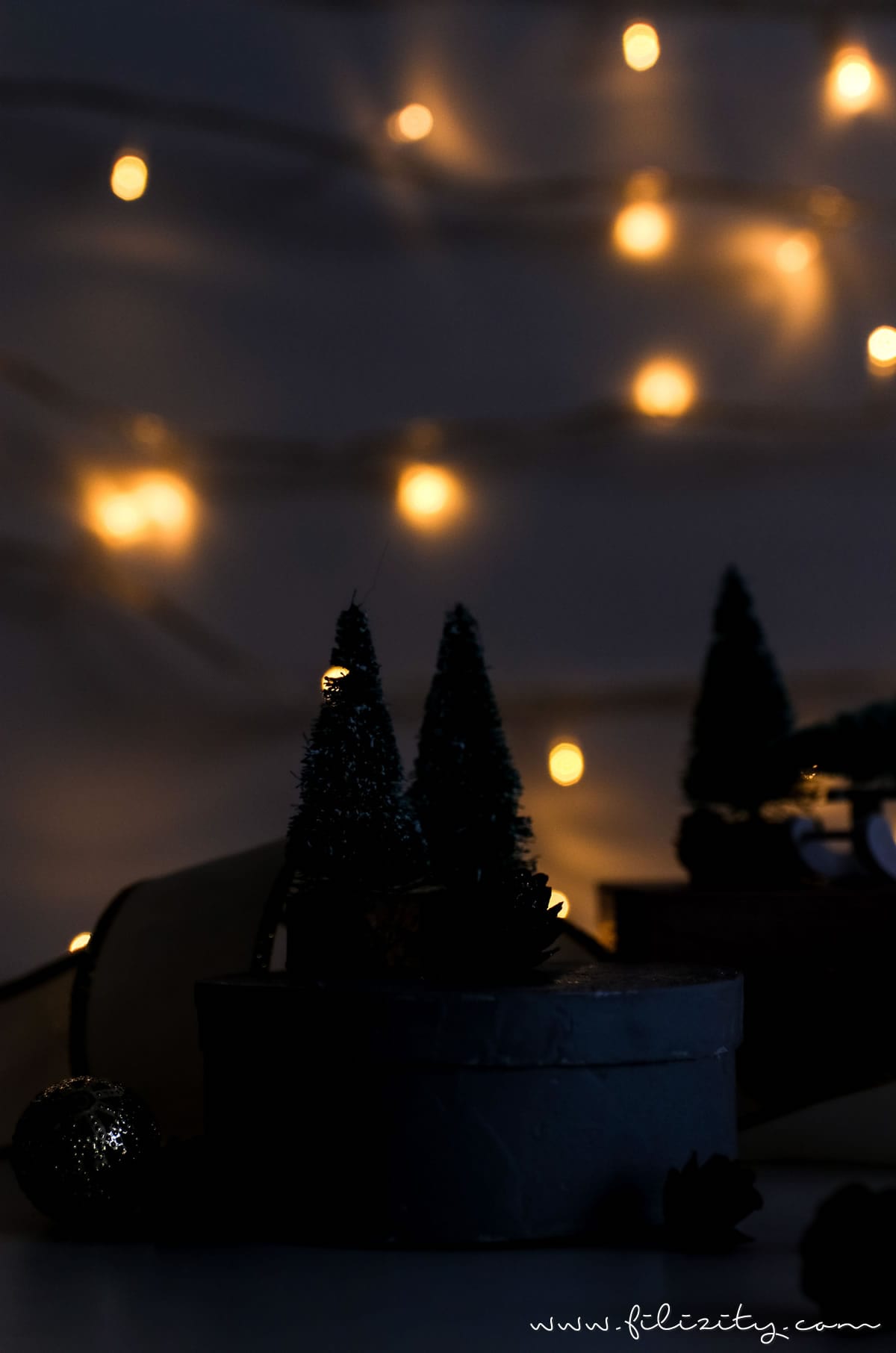 Weihnachtsgeschenke verpacken: DIY Geschenkboxen "Winterwald" aus alten Holzschachteln | Geschenkverpackung und Deko-Idee mit Tannenbaum, Schlitten & Co. | Filizity.com | DIY-Blog aus dem Rheinland #weihnachten #geschenkidee #weihnachtsgeschenke #ohtannenbaum