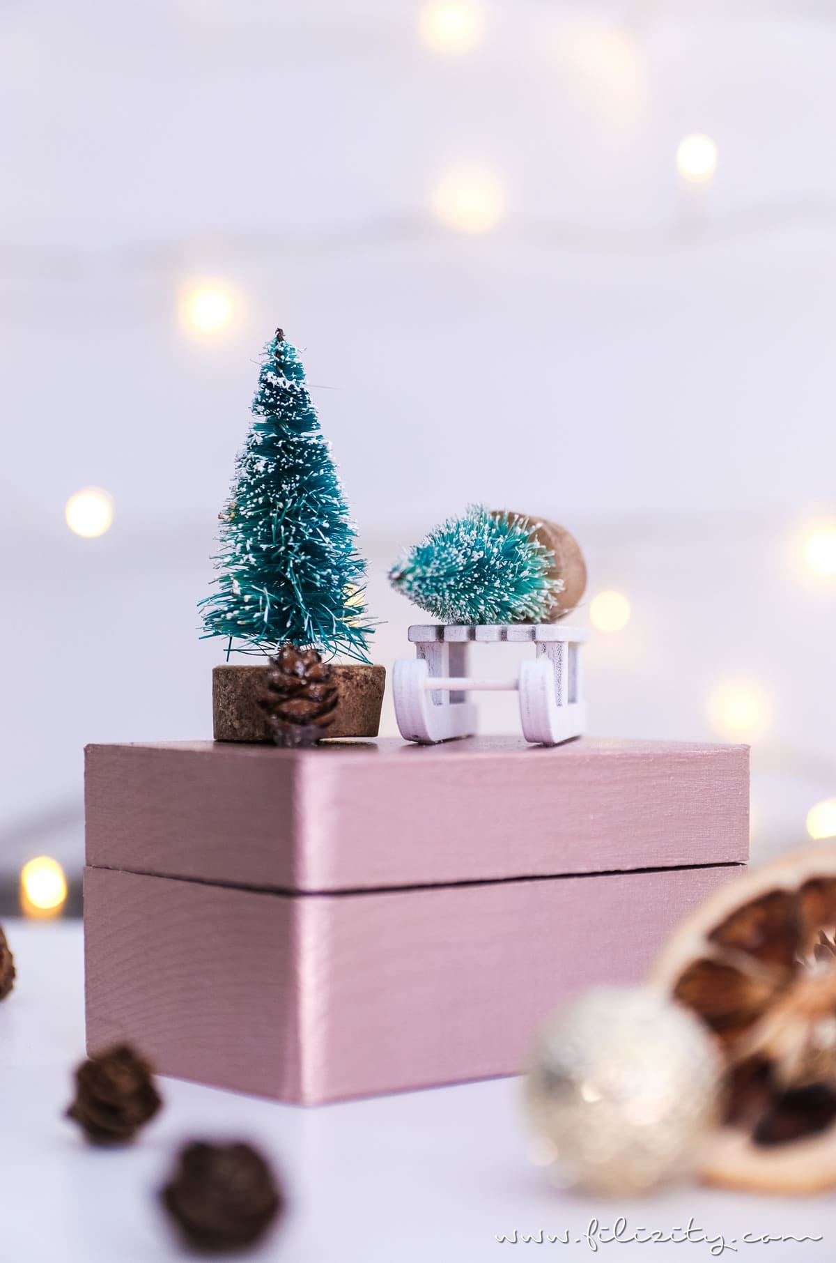 Weihnachtsgeschenke verpacken: DIY Geschenkboxen "Winterwald" aus alten Holzschachteln | Geschenkverpackung und Deko-Idee mit Tannenbaum, Schlitten & Co. | Filizity.com | DIY-Blog aus dem Rheinland #weihnachten #geschenkidee #weihnachtsgeschenke #ohtannenbaum