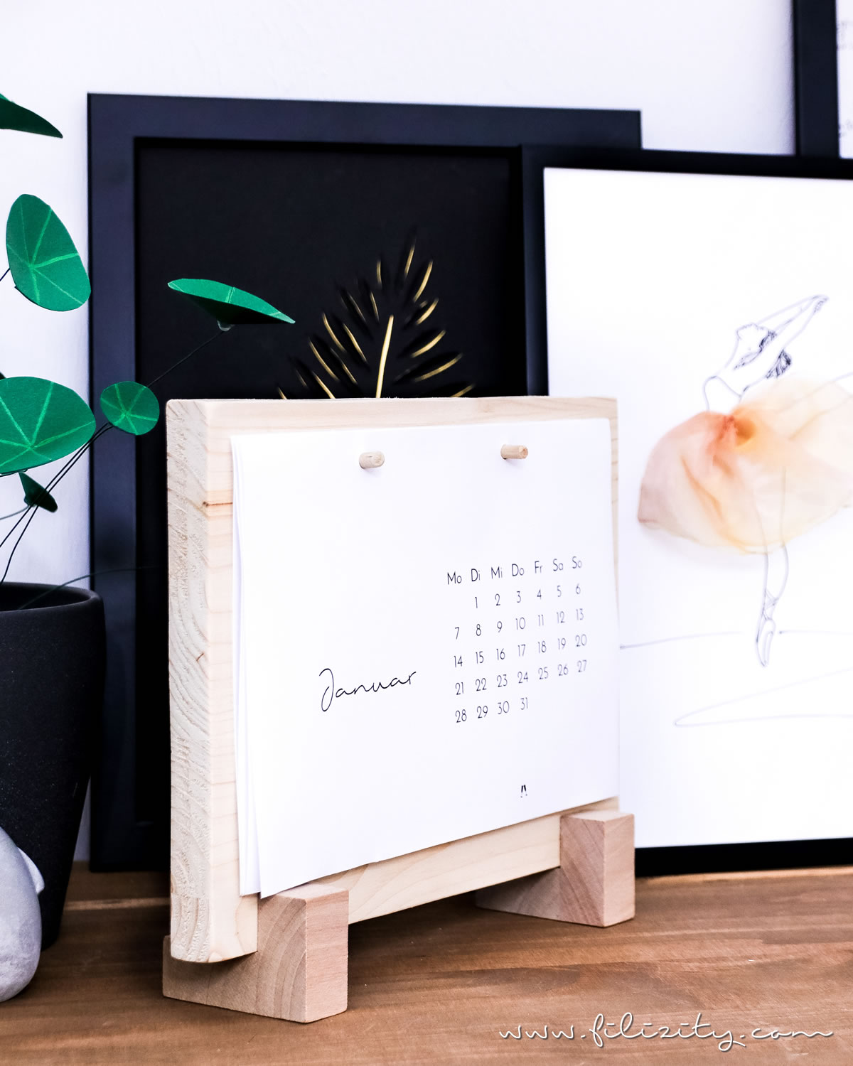 DIY Tischkalenderbrett aus Holzresten + Download Minimalistischer Tischkalender 2019 | Stylischer Helfer für deinen Schreibtisch | Filizity. Kreativmagazin & DIY Blog #kalender #2019 #download #printable #minimalistisch