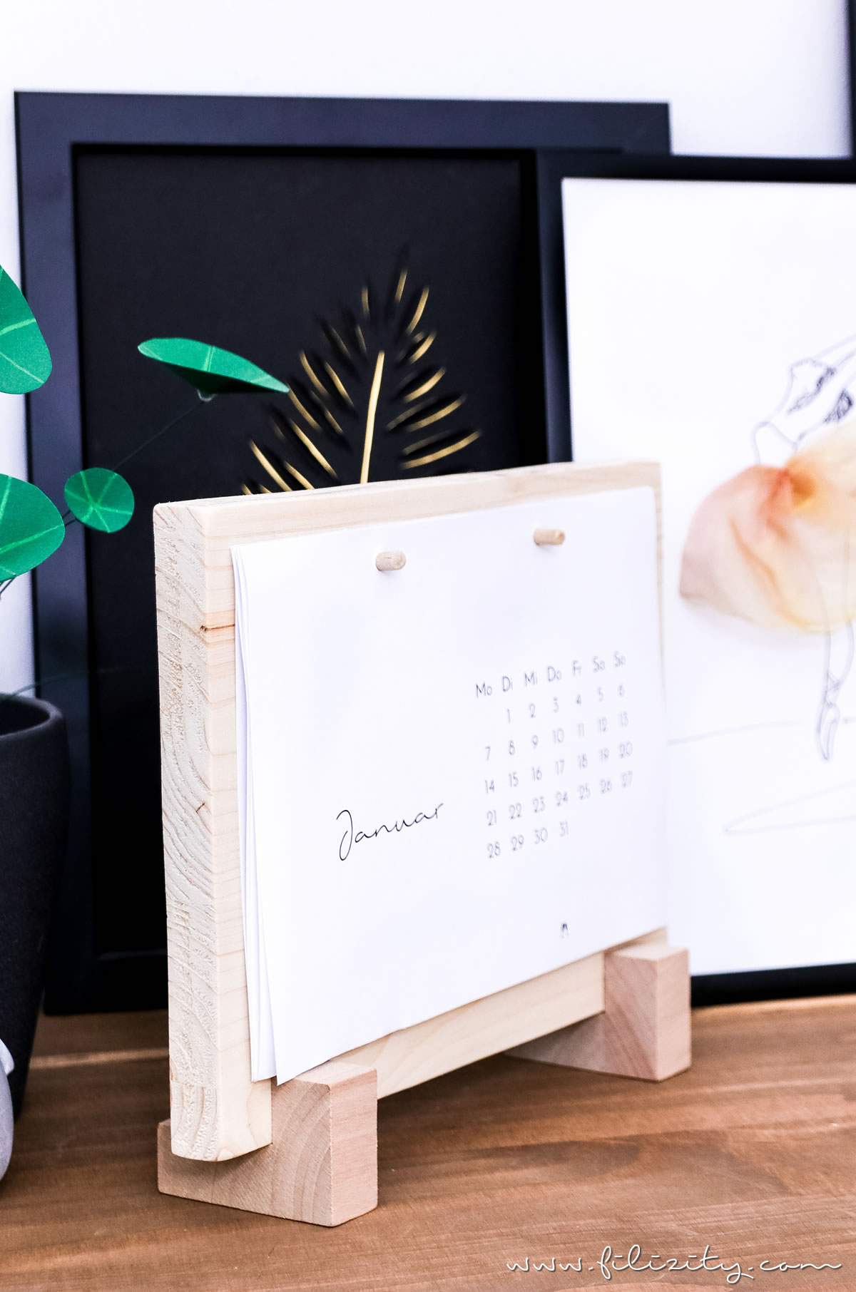 DIY Tischkalenderbrett aus Holzresten + Download Minimalistischer Tischkalender 2019 | Stylischer Helfer für deinen Schreibtisch | Filizity. Kreativmagazin & DIY Blog #kalender #2019 #download #printable #minimalistisch