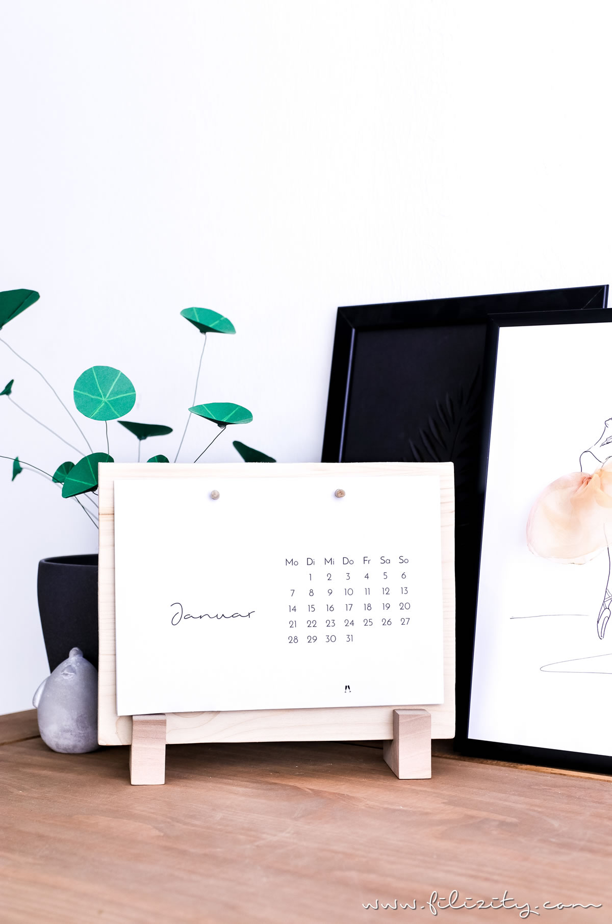 DIY Tischkalenderbrett aus Holzresten + Download Minimalistischer Tischkalender 2019 | Stylischer Helfer für deinen Schreibtisch | Filizity. Kreativmagazin & DIY Blog #kalender #2019 #download #printable #minimalistisch